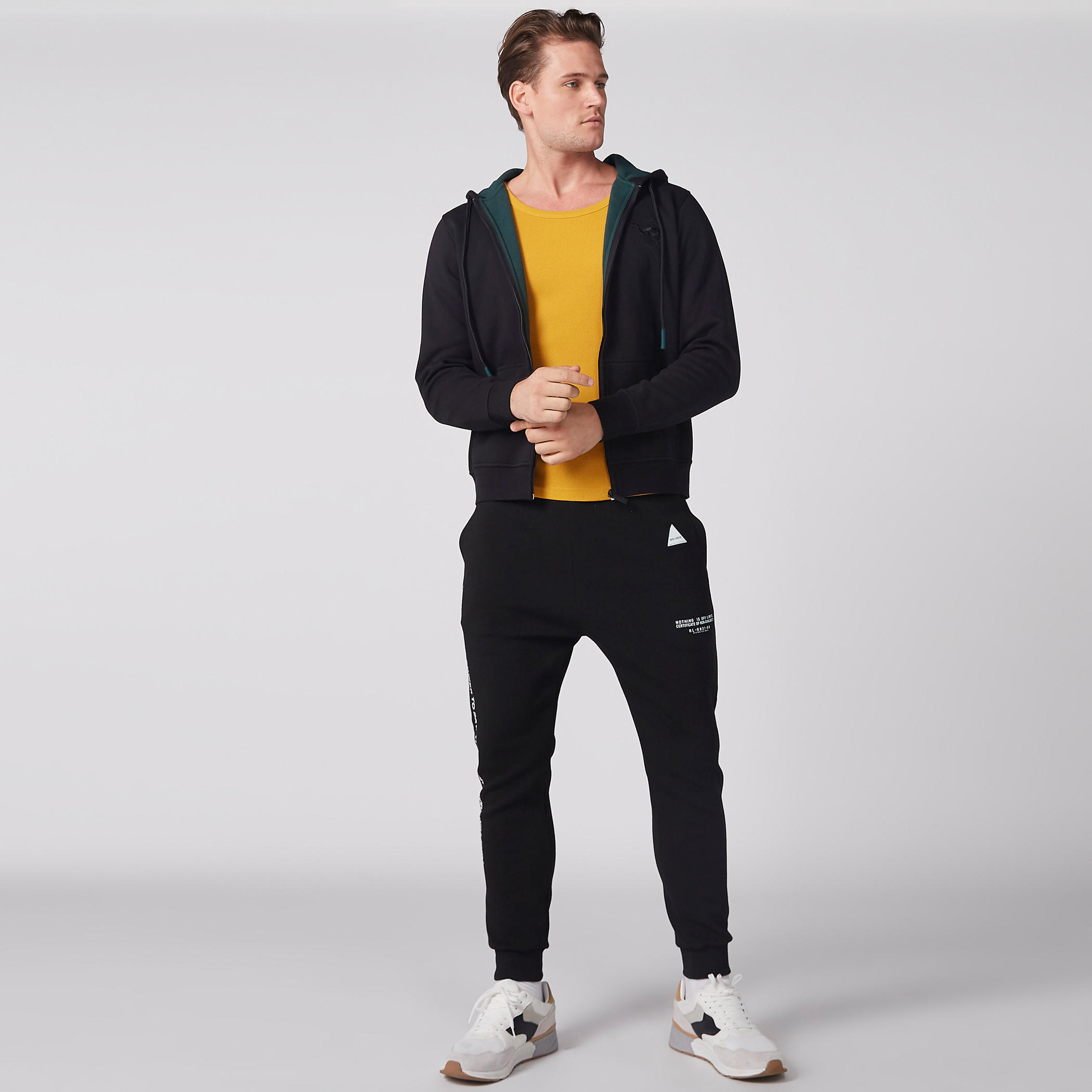 بنطال رياضي بخصر مطاطي وطبعات-men-clothing-bottoms-joggers-image-4