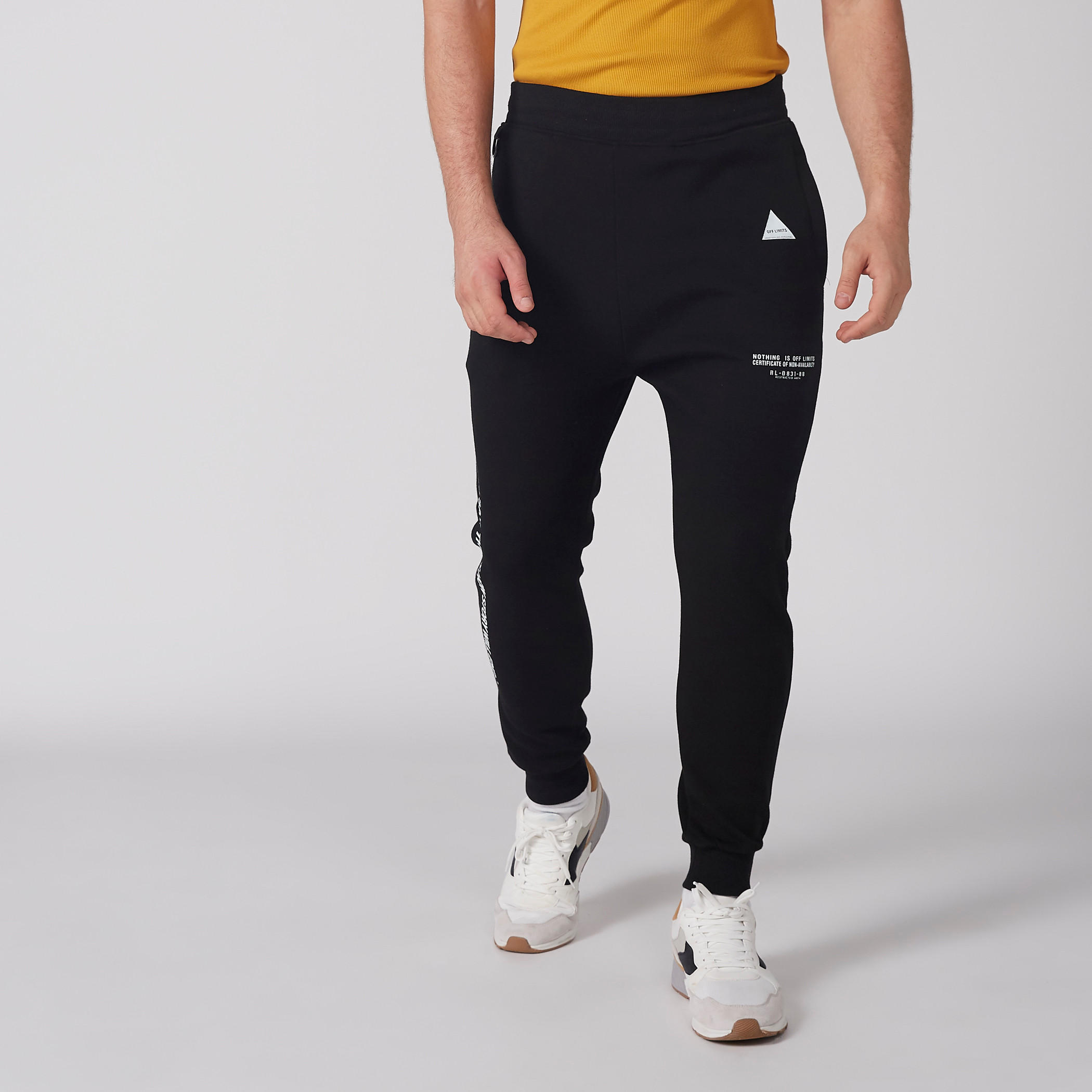 بنطال رياضي بخصر مطاطي وطبعات-men-clothing-bottoms-joggers-image-3