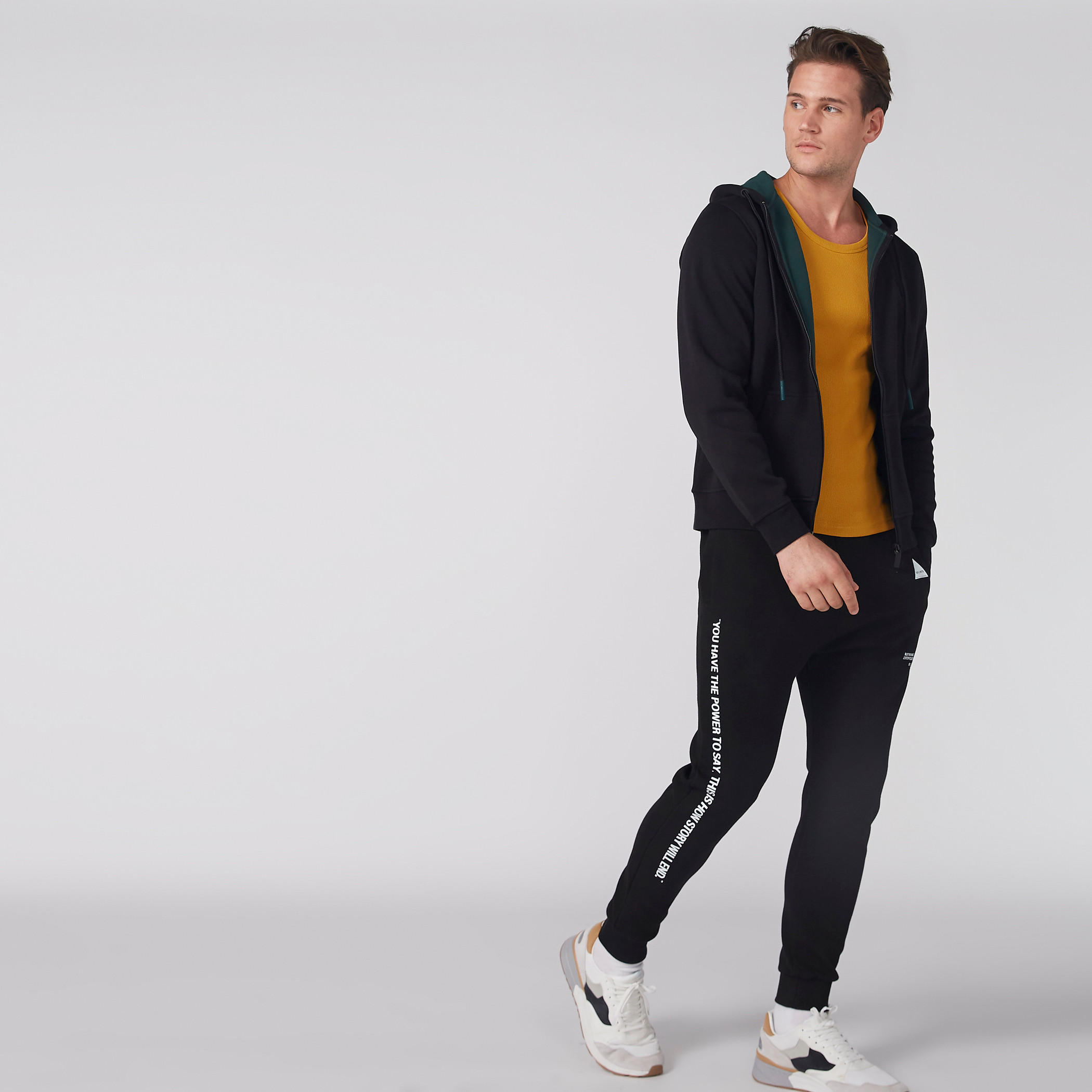 بنطال رياضي بخصر مطاطي وطبعات-men-clothing-bottoms-joggers-image-1