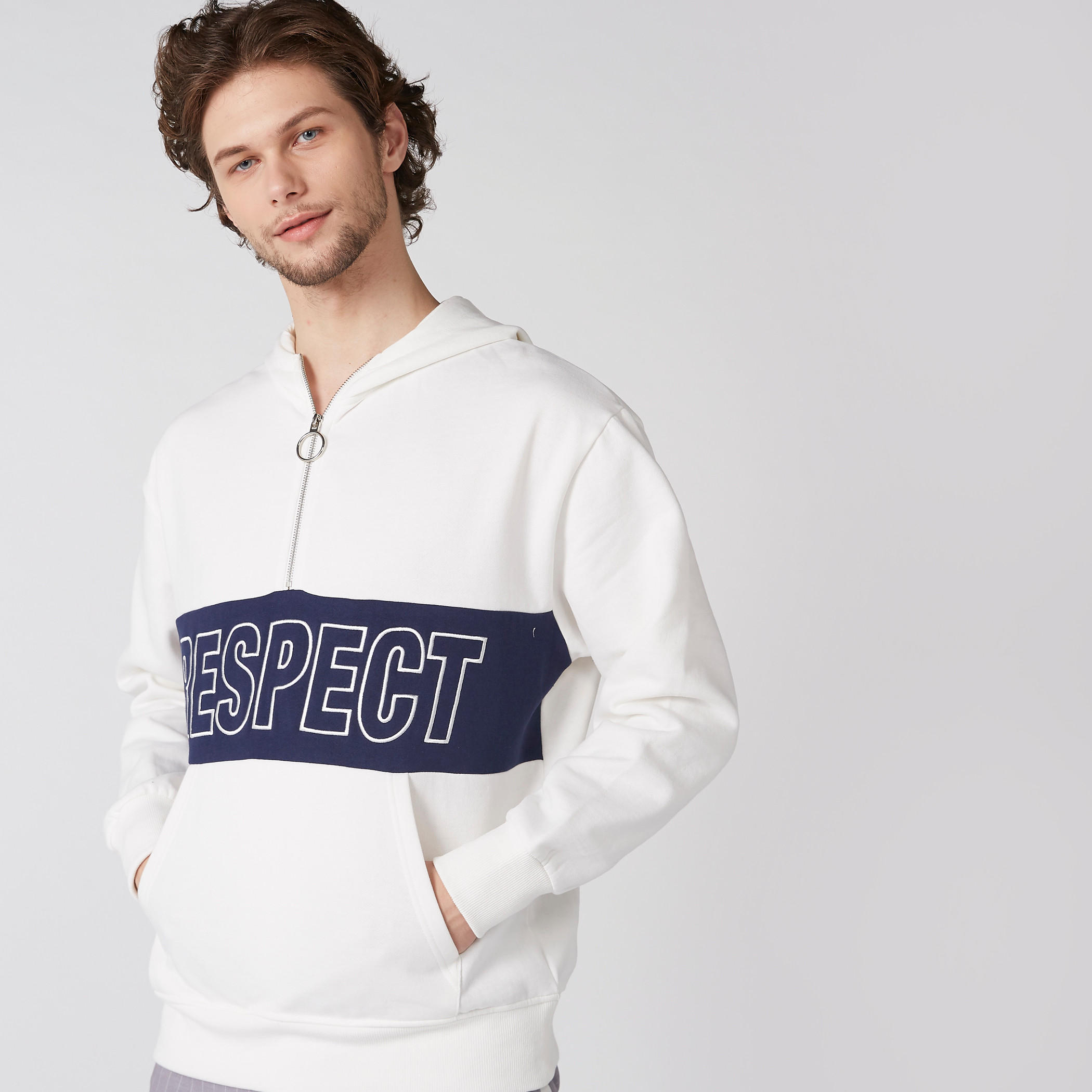 سويت شيرت بقبعة وأكمام طويلة وطبعات-men-winterwear-hoodiesandsweatshirts-image-1