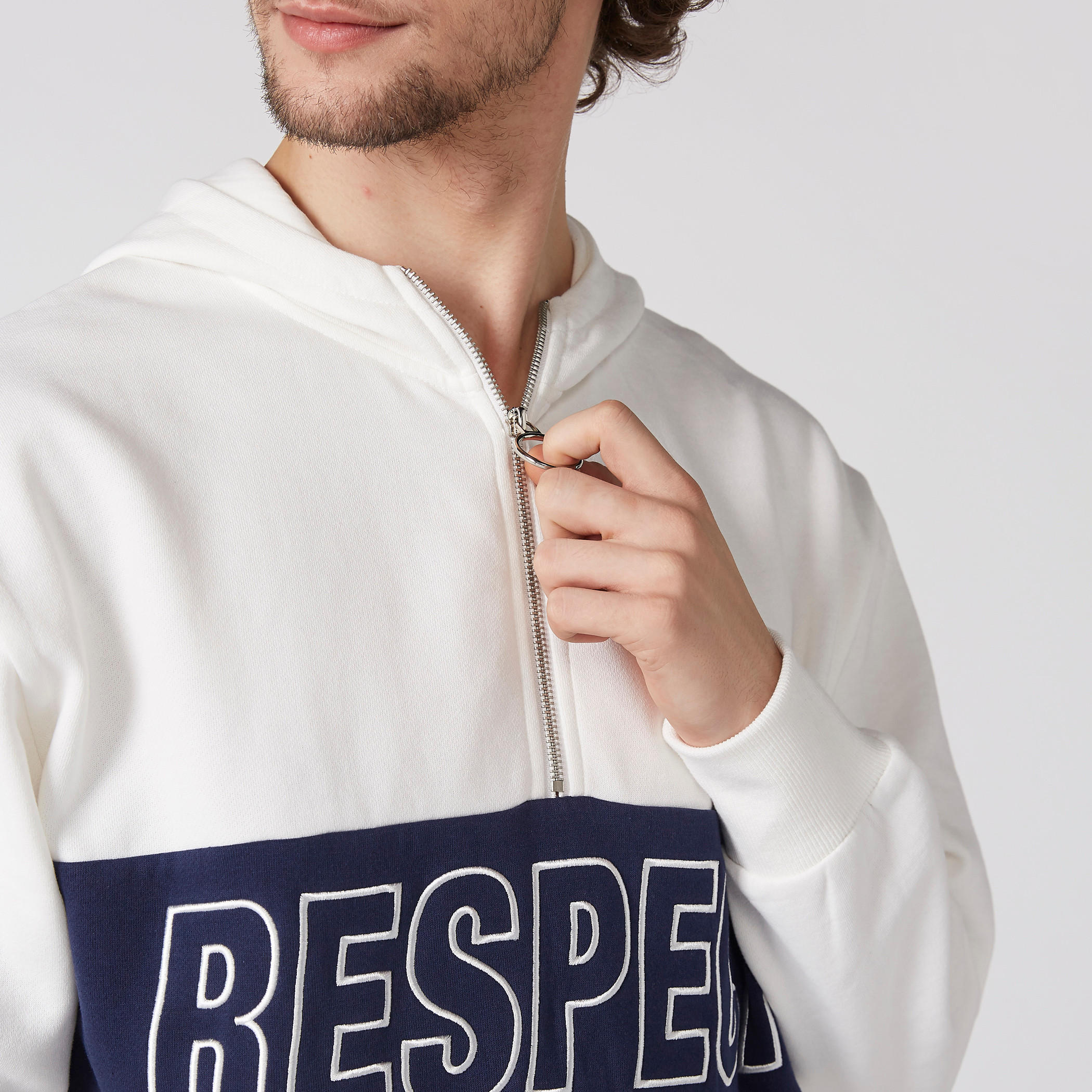 سويت شيرت بقبعة وأكمام طويلة وطبعات-men-winterwear-hoodiesandsweatshirts-image-2
