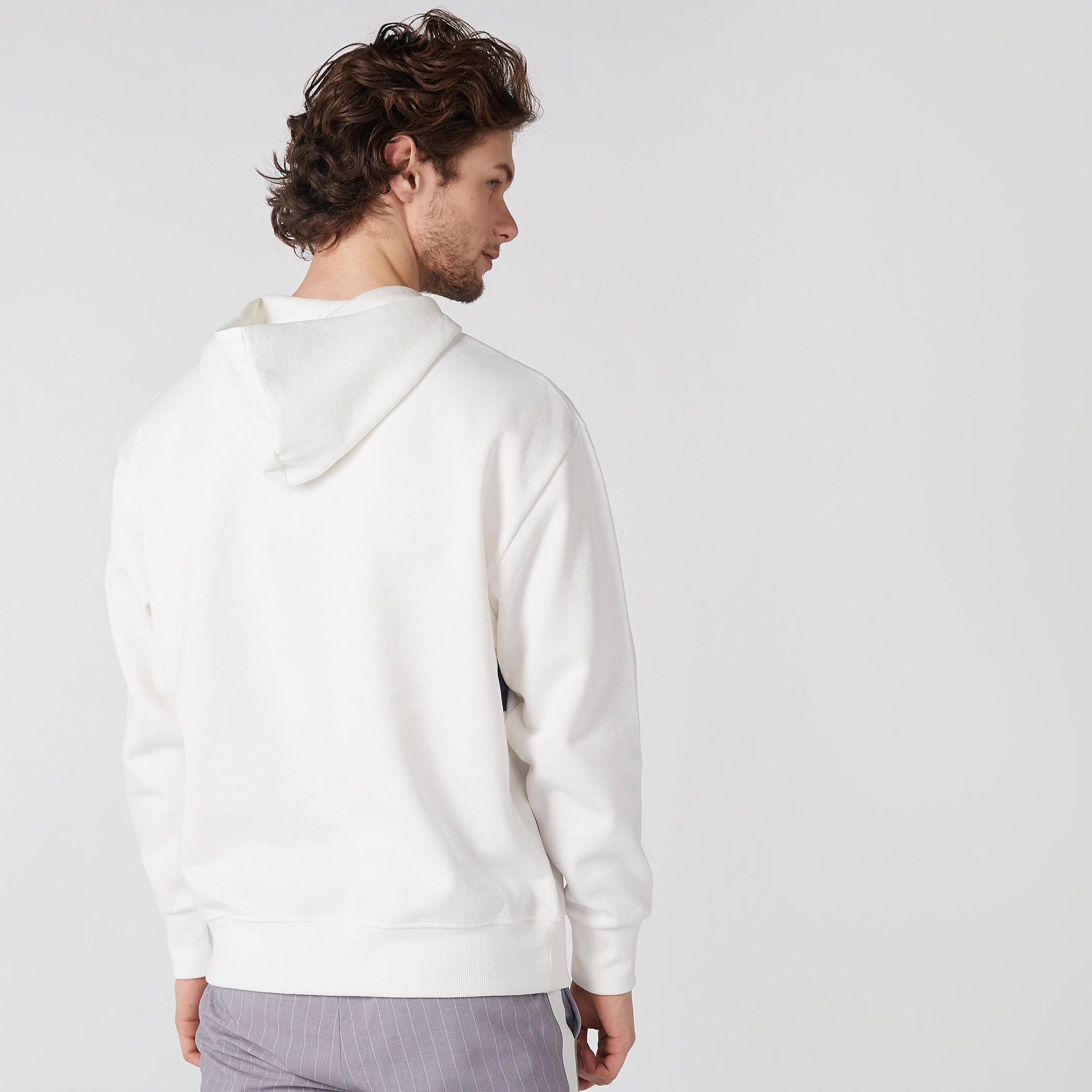 سويت شيرت بقبعة وأكمام طويلة وطبعات-men-winterwear-hoodiesandsweatshirts-image-3