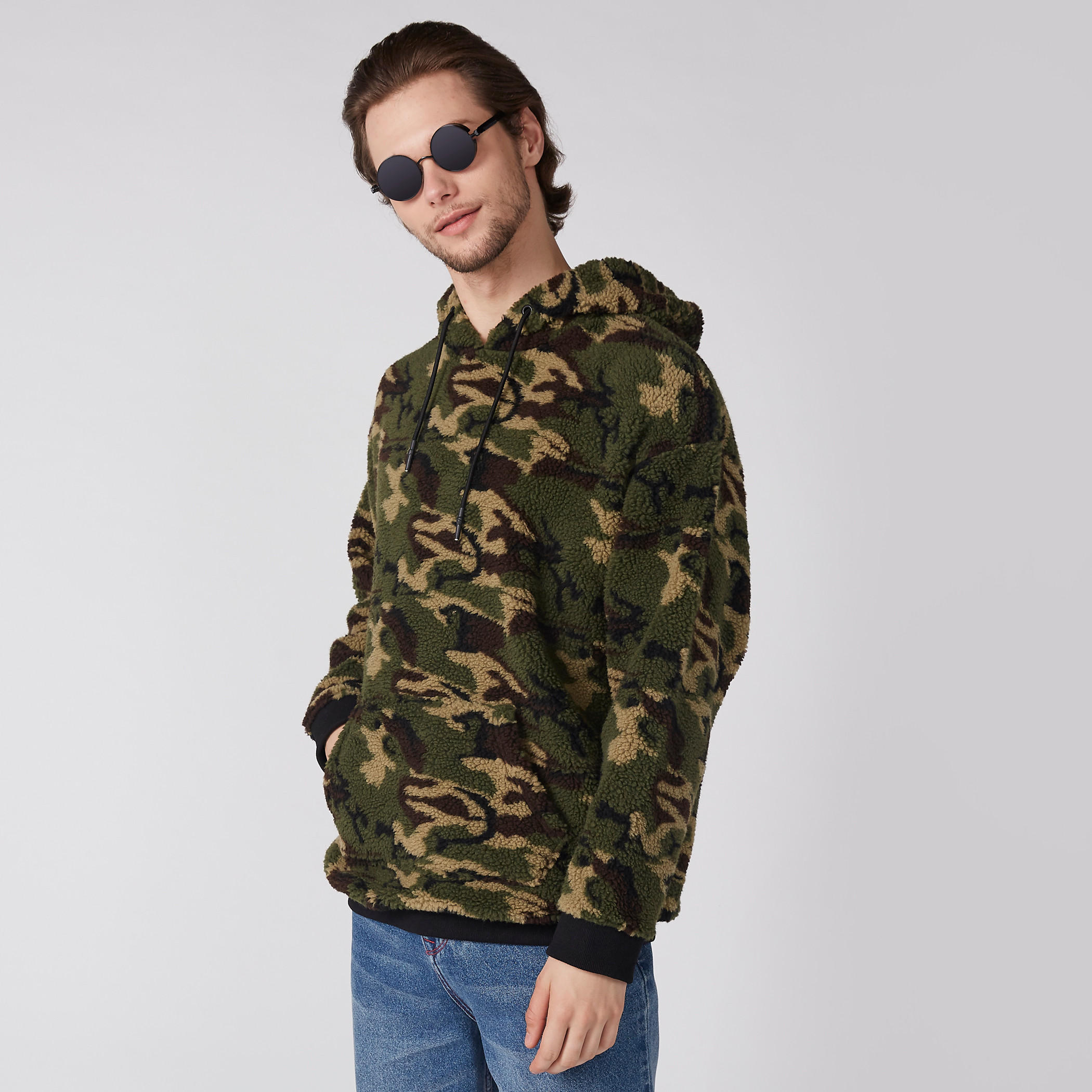 سويت شيرت بقبعة وأكمام طويلة وطبعات-men-winterwear-hoodiesandsweatshirts-image-1