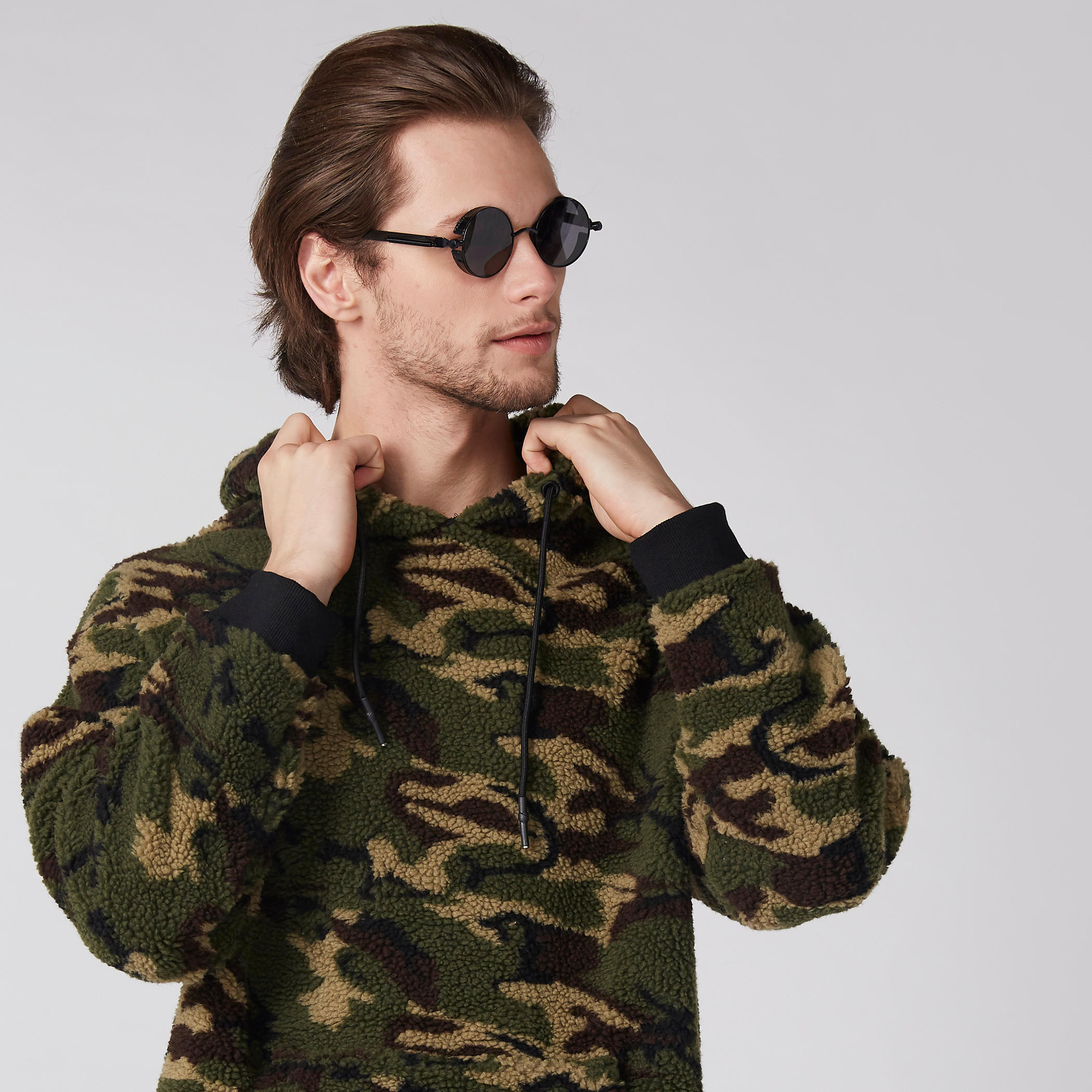 سويت شيرت بقبعة وأكمام طويلة وطبعات-men-winterwear-hoodiesandsweatshirts-image-2