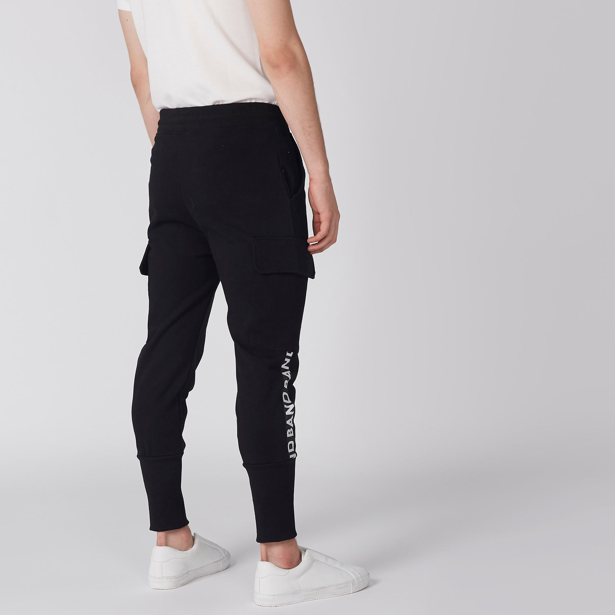 بنطال رياضي طويل بخصر مطّاطي وجيوب-men-clothing-bottoms-joggers-image-4