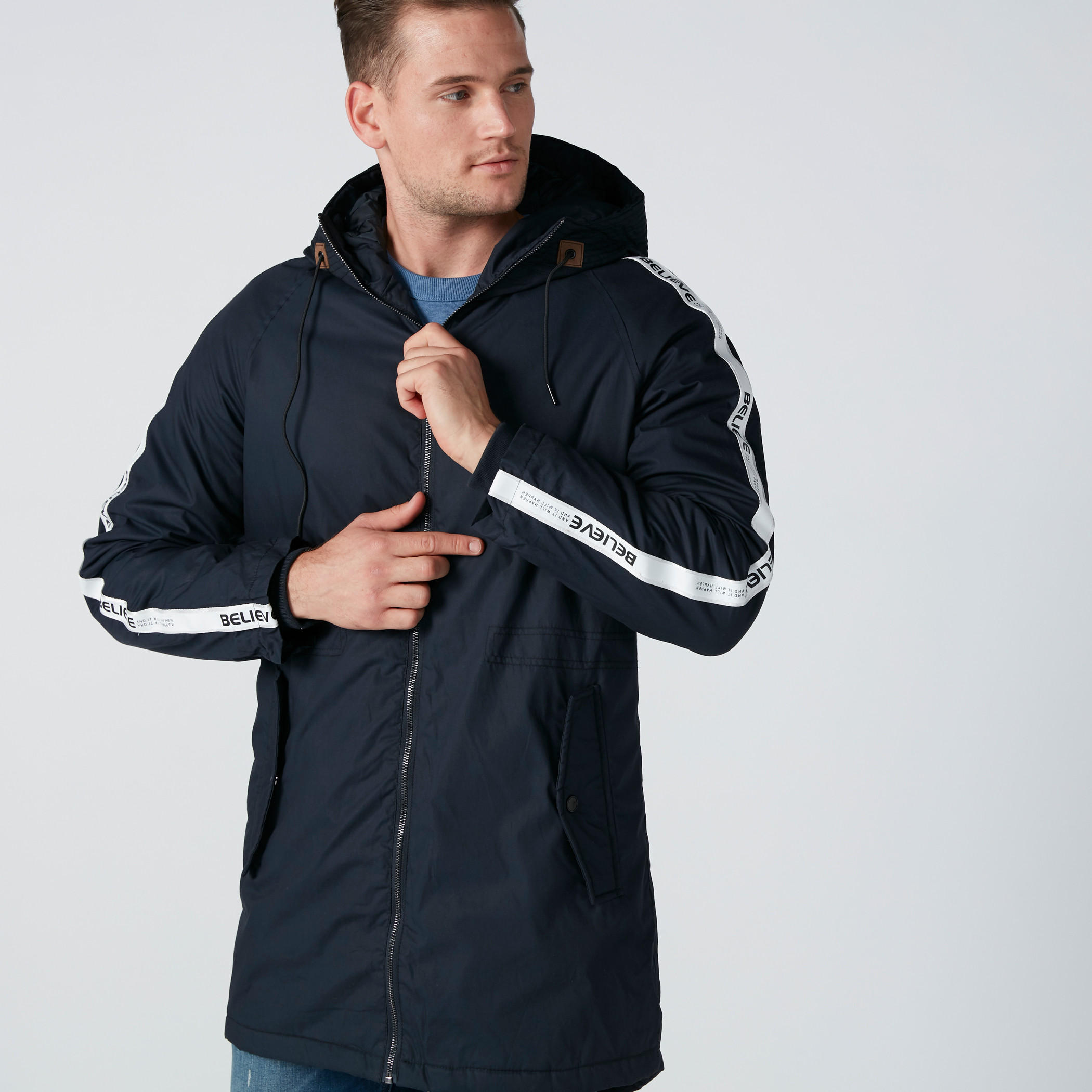 جاكيت طويل بقبّعة وجيوب وطبعات-men-clothing-jacketsandblazers-jackets-image-1