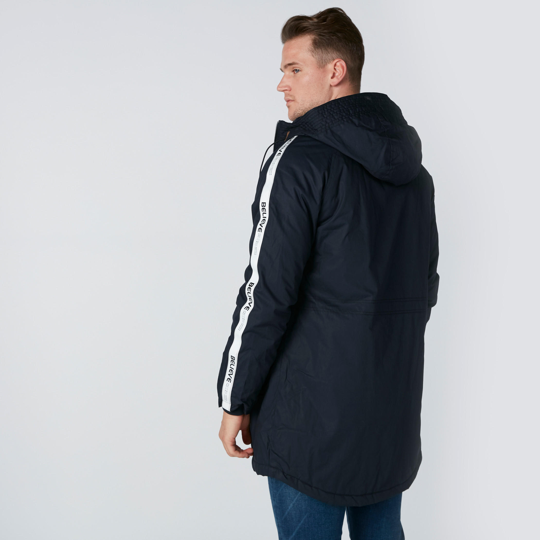 جاكيت طويل بقبّعة وجيوب وطبعات-men-clothing-jacketsandblazers-jackets-image-2