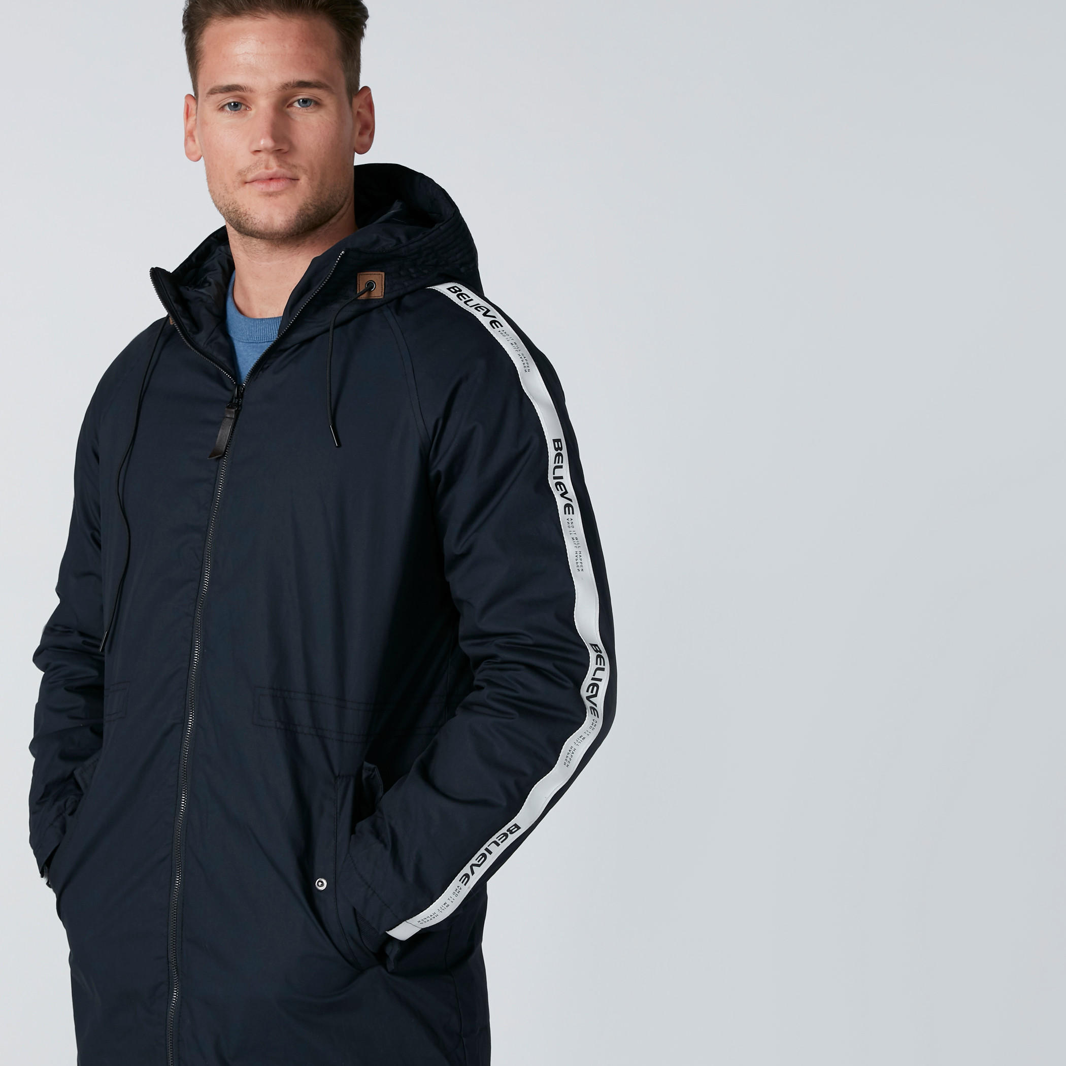 جاكيت طويل بقبّعة وجيوب وطبعات-men-clothing-jacketsandblazers-jackets-image-4