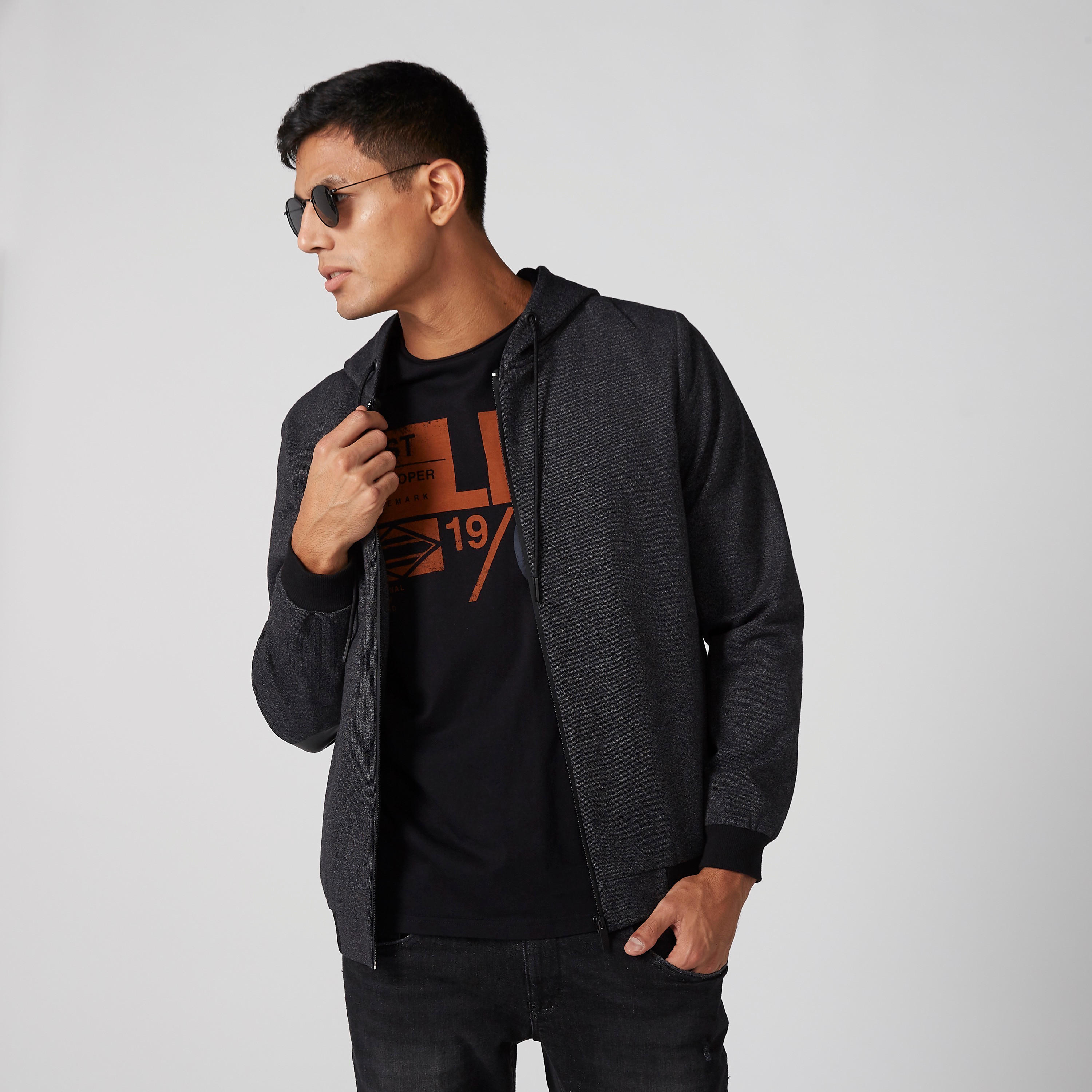 جاكيت بومبر بقبعة وشارة على المرفق-men-clothing-jacketsandblazers-jackets-image-4