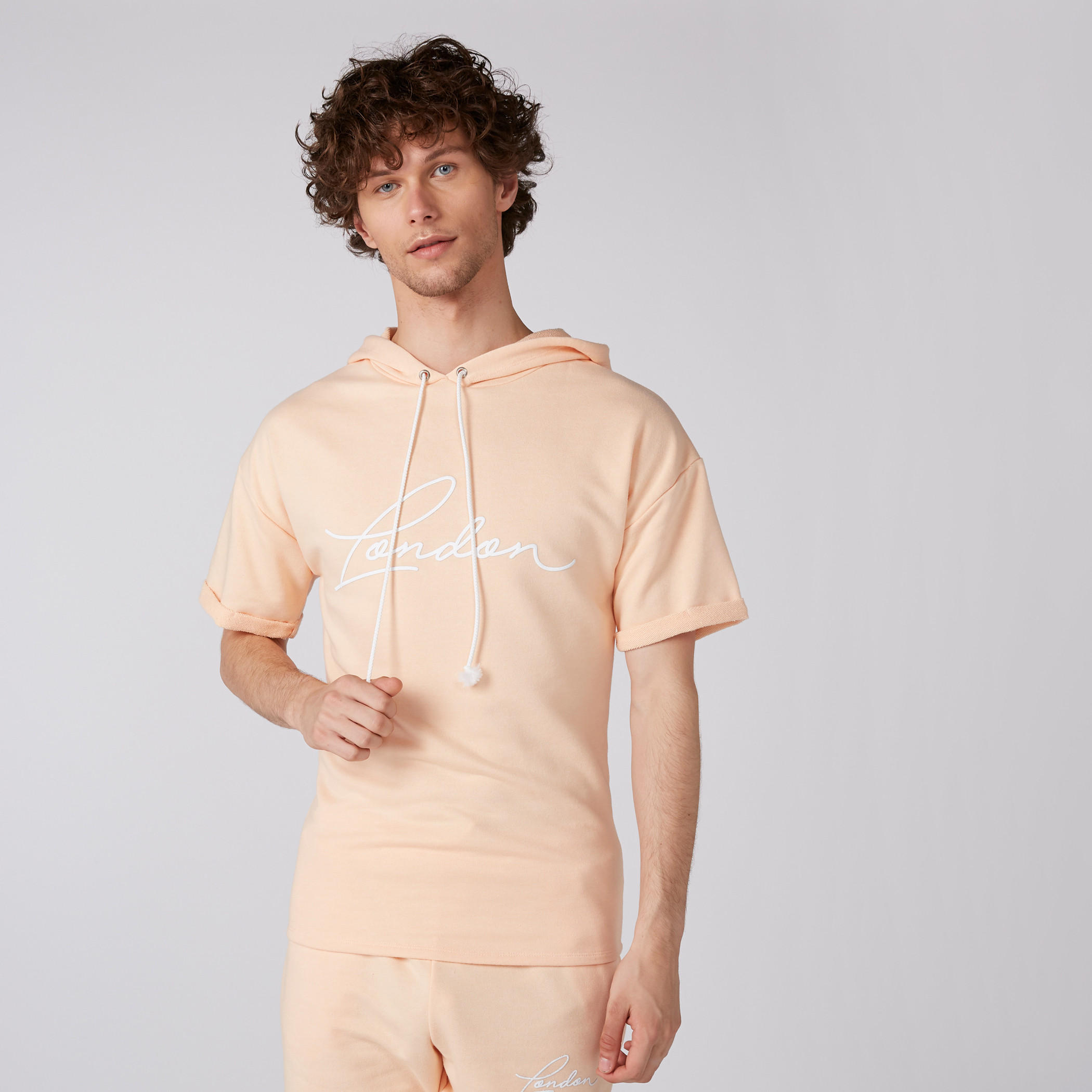 تيشيرت بطبعات وأكمام قصيرة وقبعة-men-clothing-tshirtsandpolos-tshirts-image-1