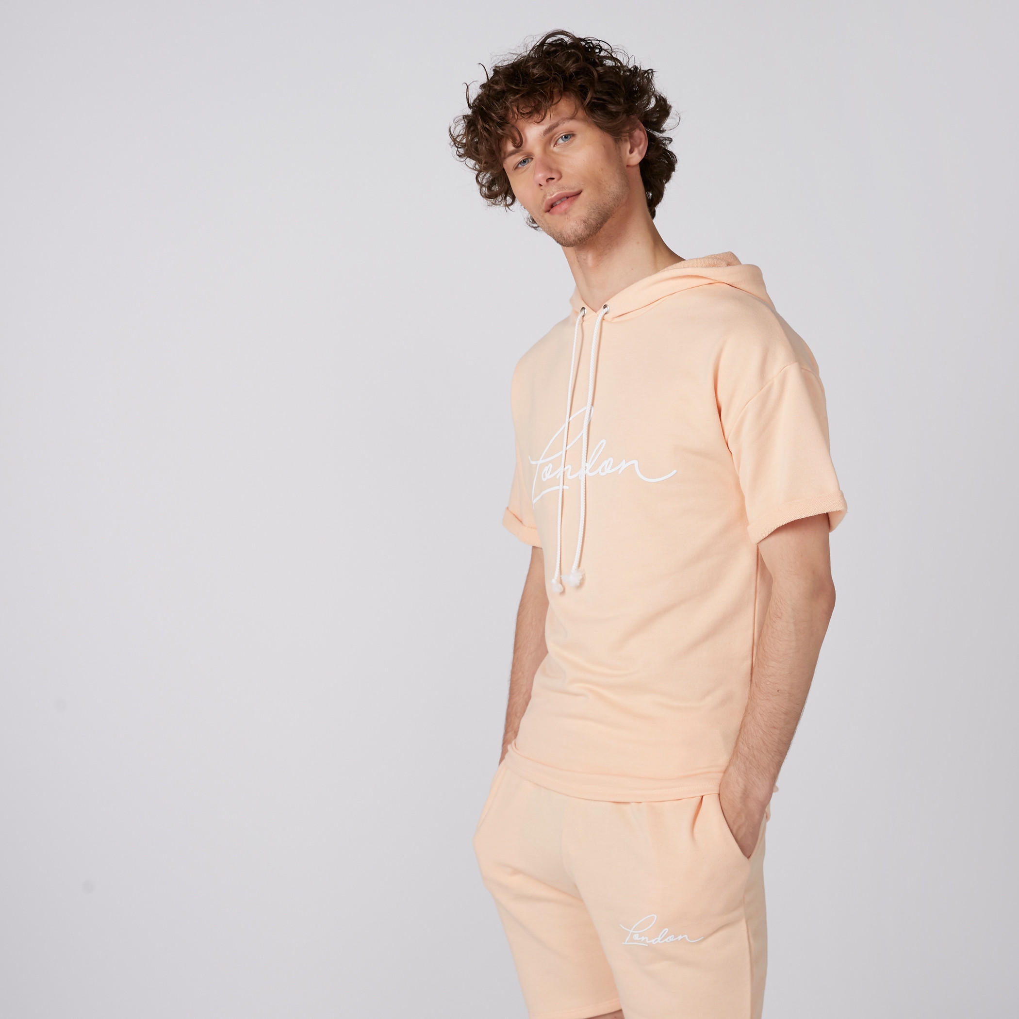 تيشيرت بطبعات وأكمام قصيرة وقبعة-men-clothing-tshirtsandpolos-tshirts-image-2
