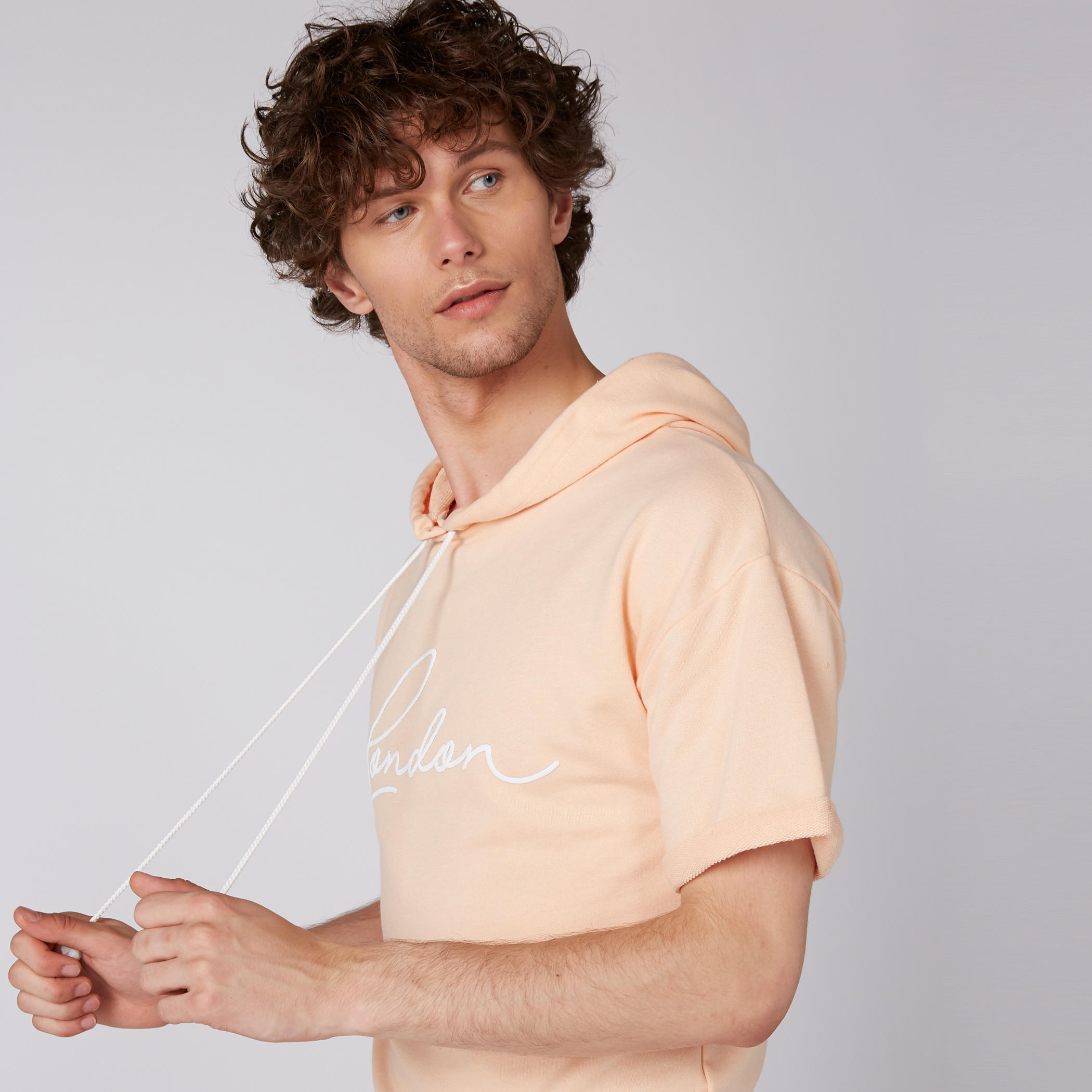 تيشيرت بطبعات وأكمام قصيرة وقبعة-men-clothing-tshirtsandpolos-tshirts-image-4