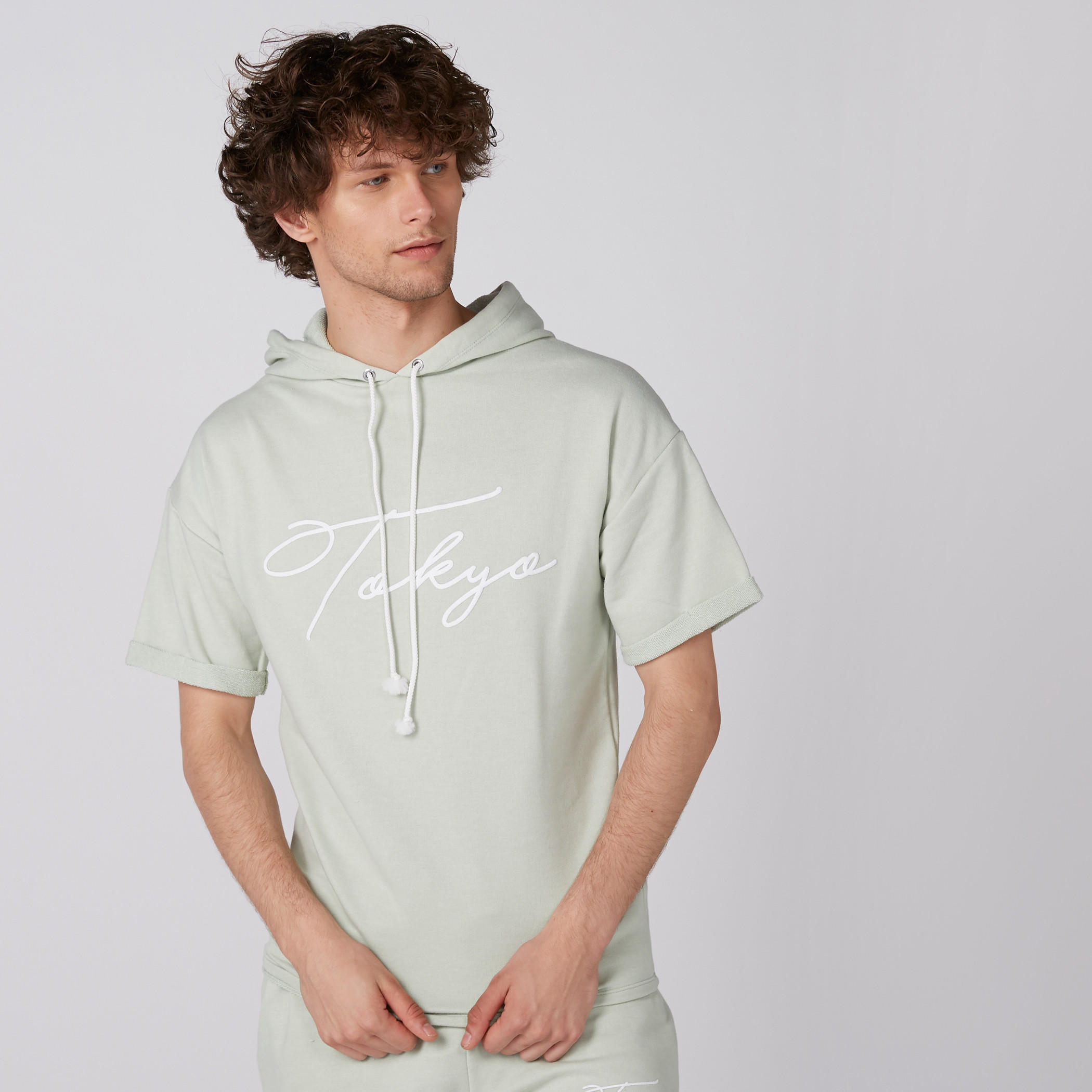 تيشيرت بطبعات وأكمام قصيرة وقبعة-men-clothing-tshirtsandpolos-tshirts-image-1
