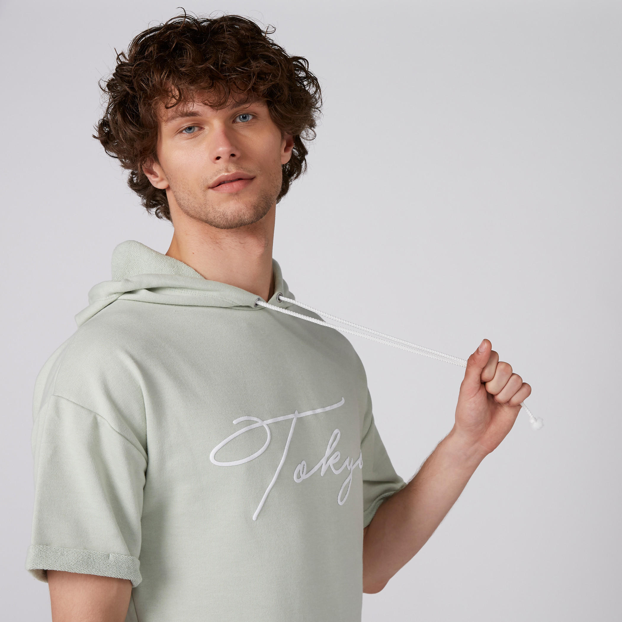 تيشيرت بطبعات وأكمام قصيرة وقبعة-men-clothing-tshirtsandpolos-tshirts-image-4