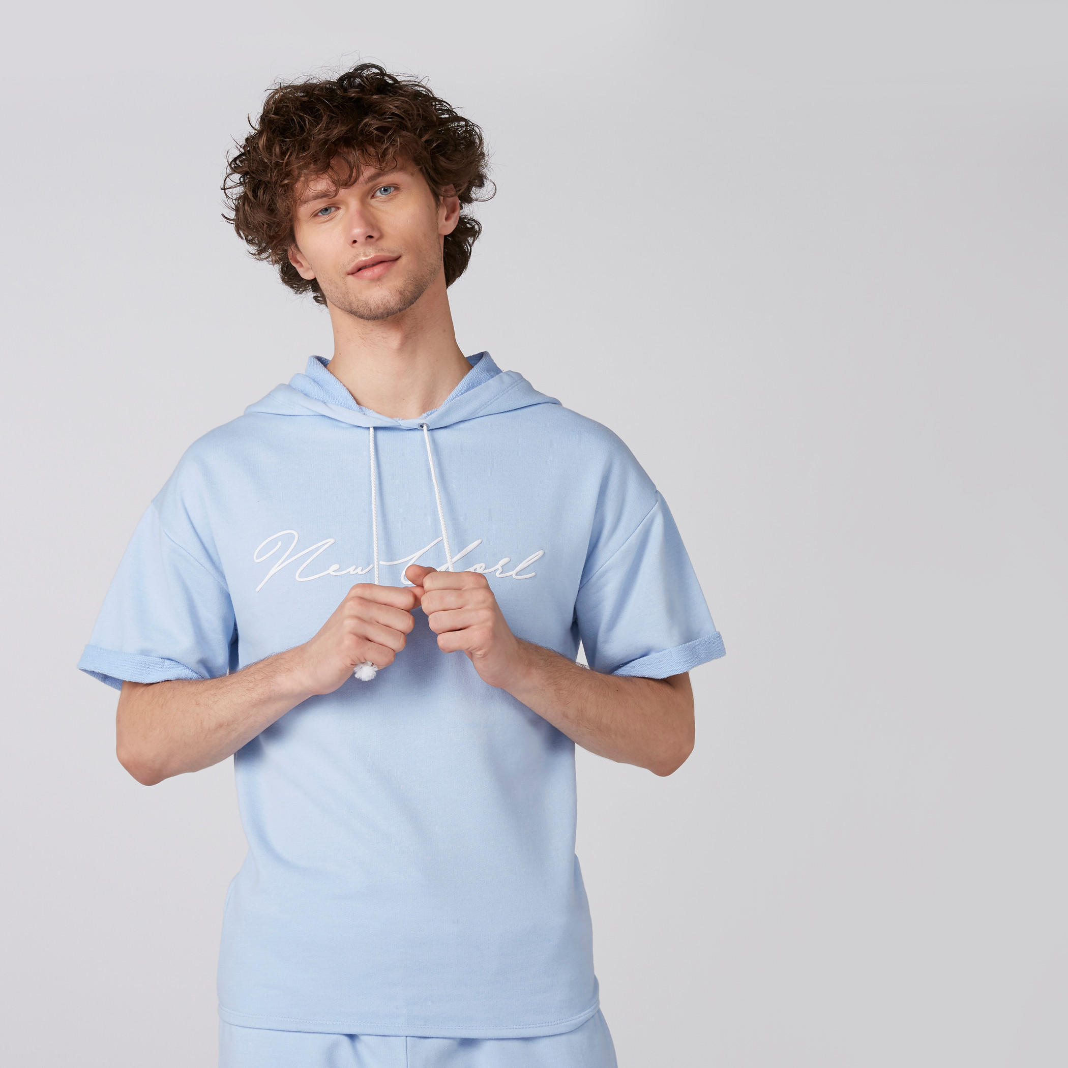 تيشيرت بطبعات وأكمام قصيرة وقبعة-men-clothing-tshirtsandpolos-tshirts-image-1