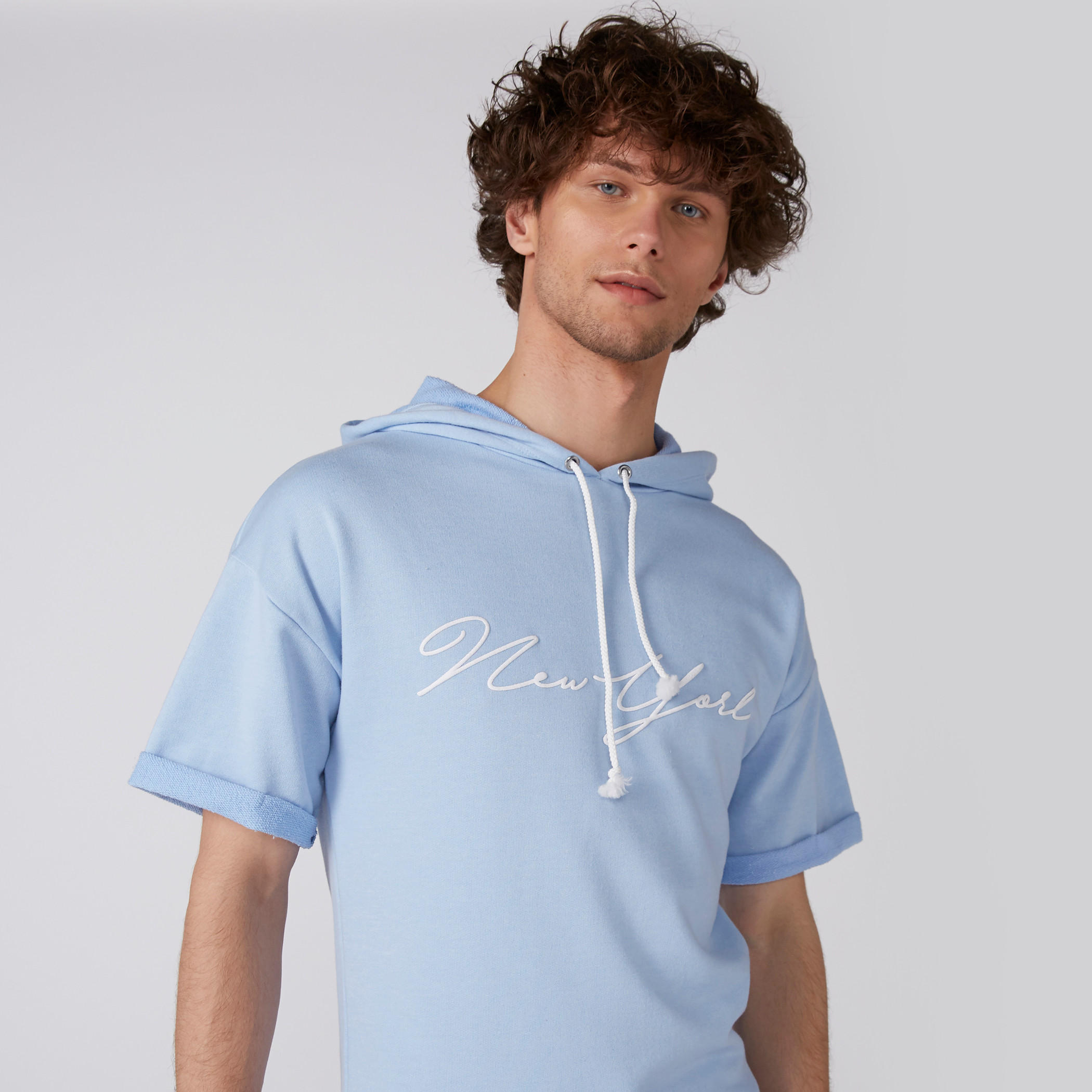 تيشيرت بطبعات وأكمام قصيرة وقبعة-men-clothing-tshirtsandpolos-tshirts-image-4