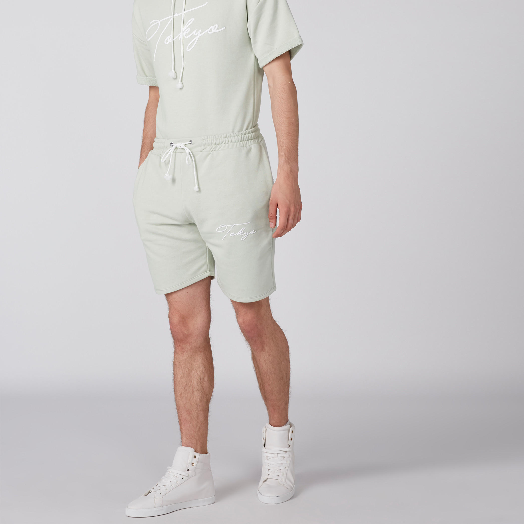 شورت بطبعات وخصر مطّاطي وجيب-men-clothing-bottoms-shorts-image-2
