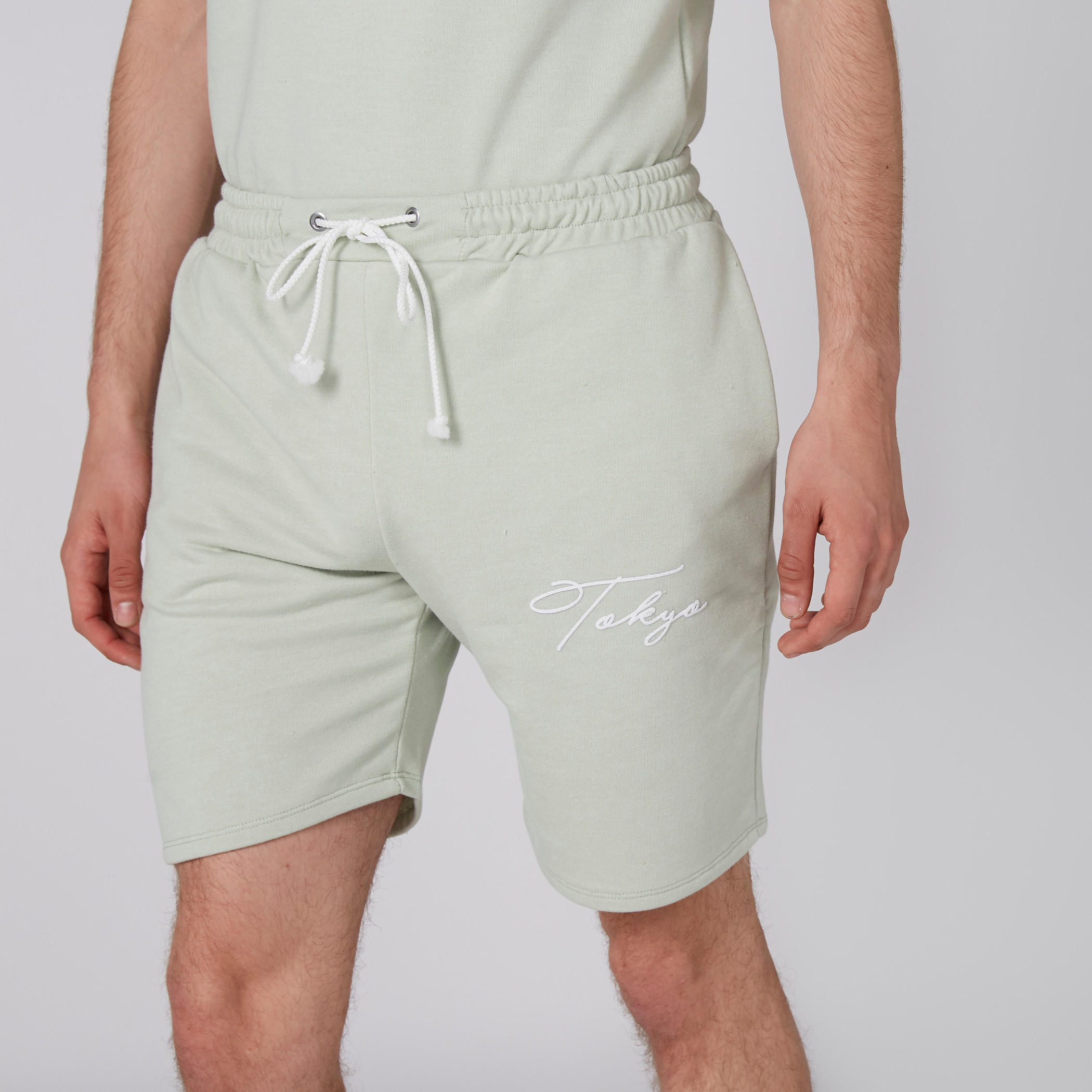 شورت بطبعات وخصر مطّاطي وجيب-men-clothing-bottoms-shorts-image-3
