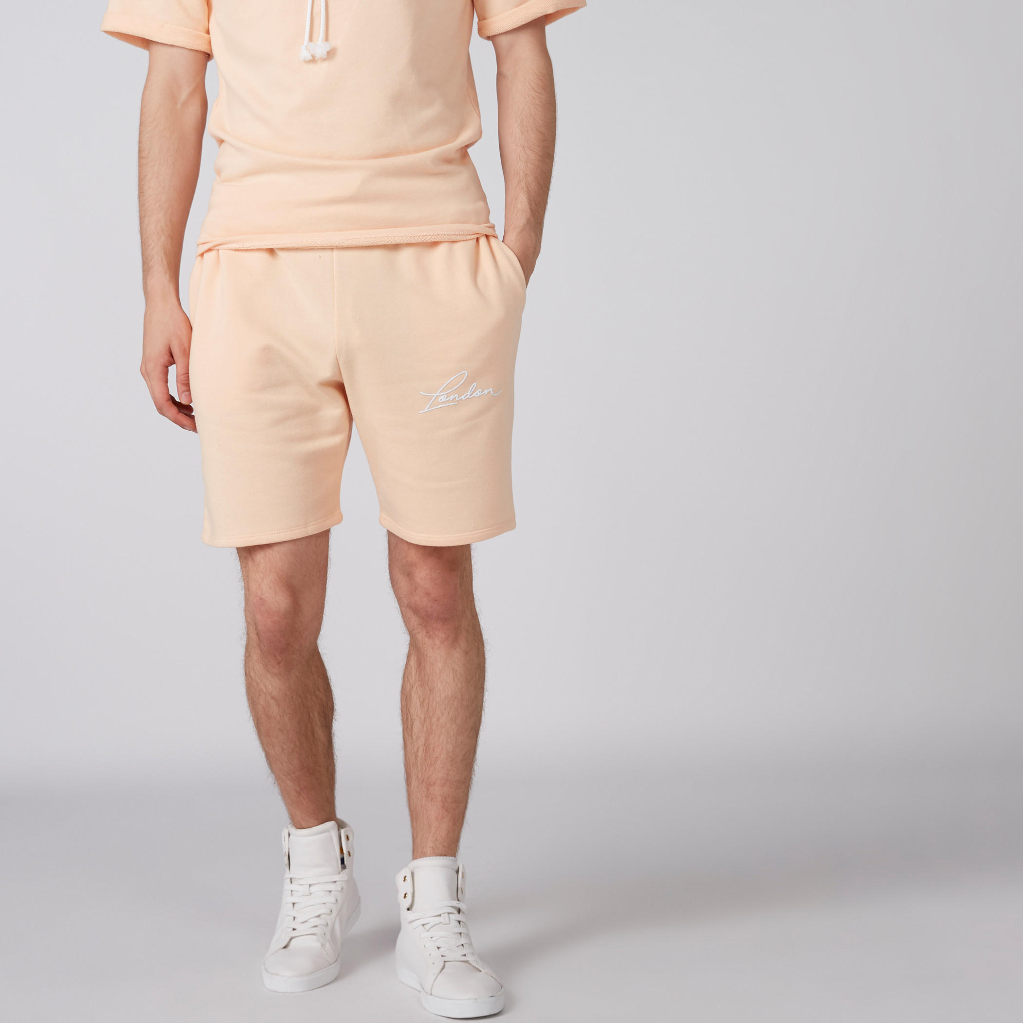 شورت بطبعات وخصر مطّاطي وجيب-men-clothing-bottoms-shorts-image-2
