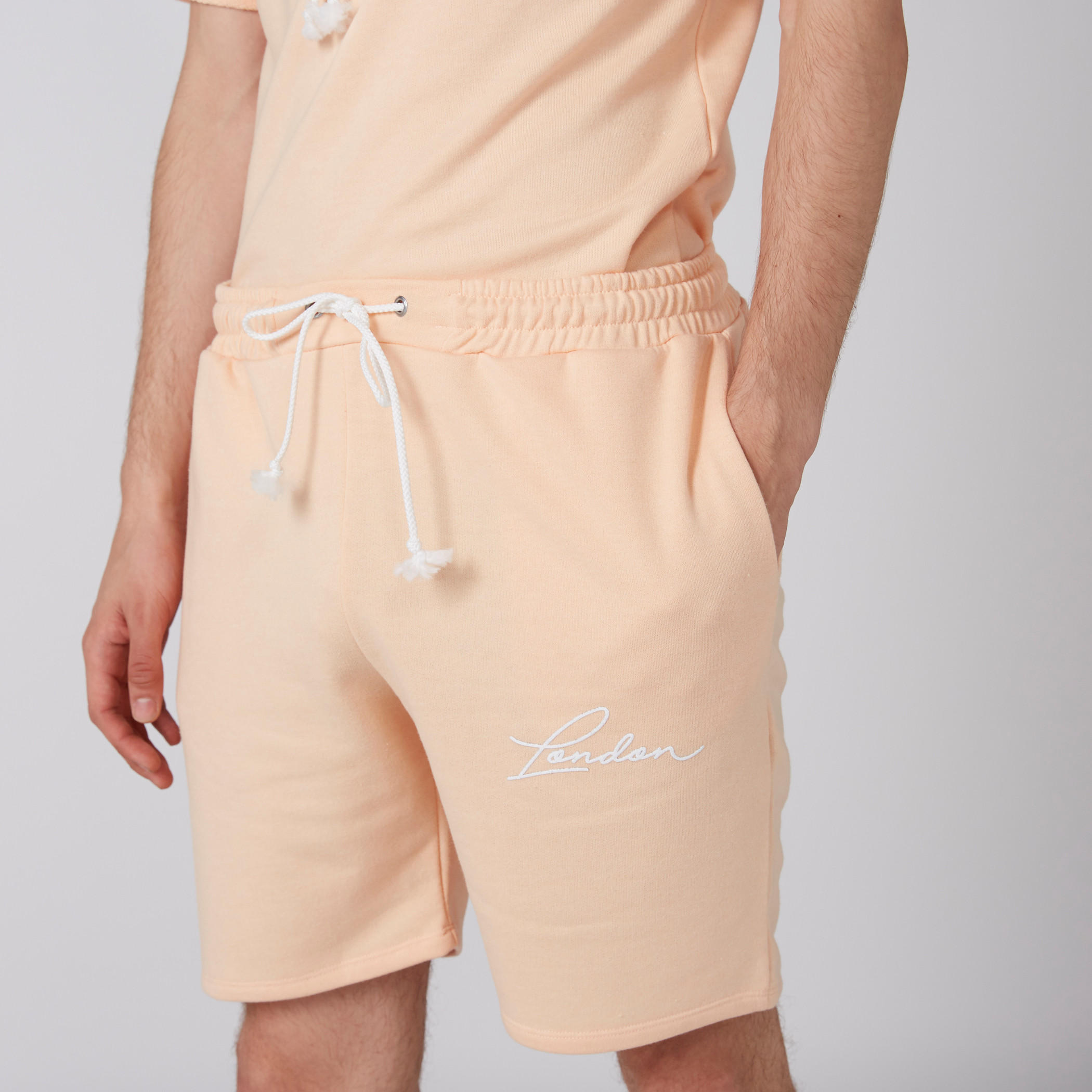 شورت بطبعات وخصر مطّاطي وجيب-men-clothing-bottoms-shorts-image-4