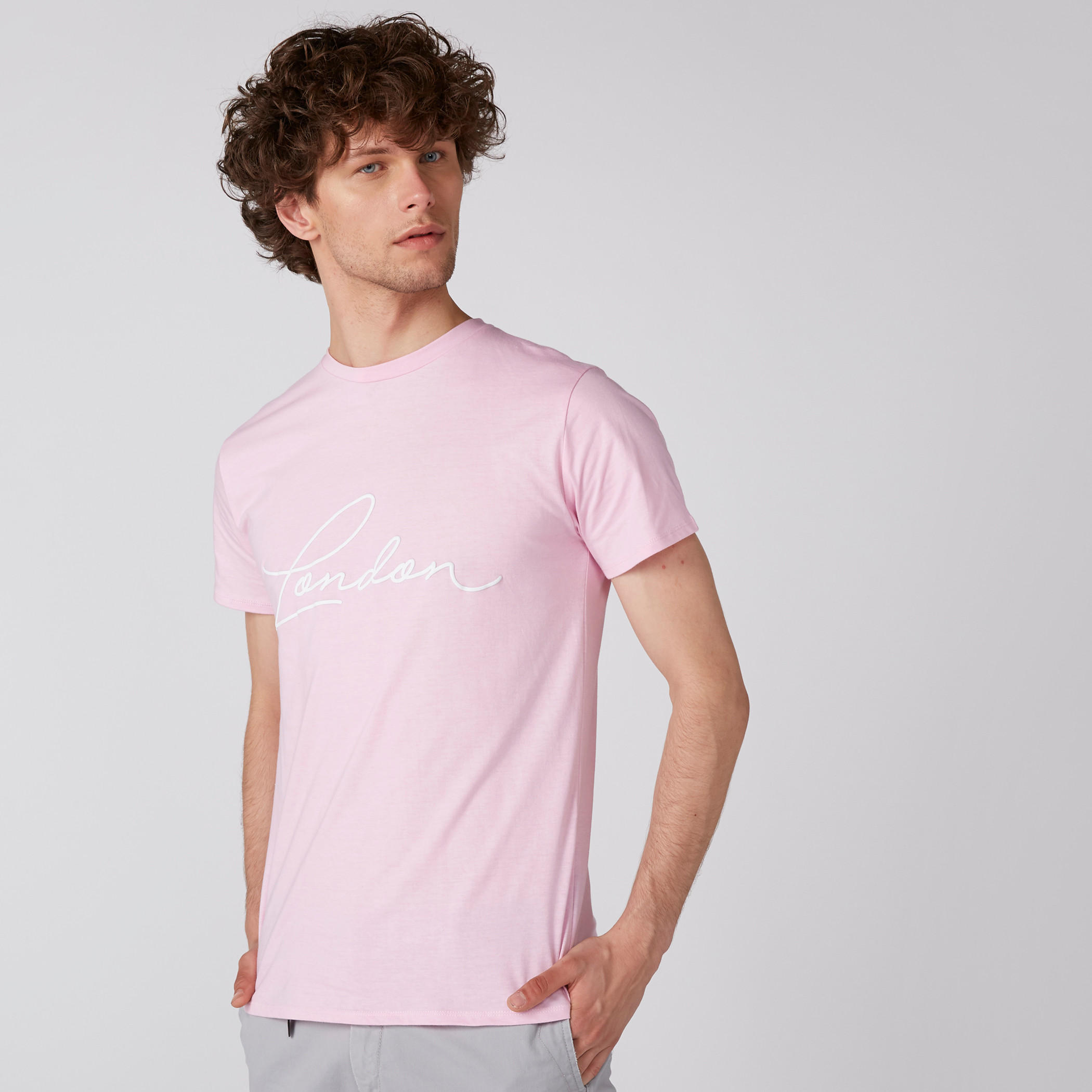 تيشيرت بياقة ضيّقة وأكمام قصيرة وطبعات-men-clothing-tshirtsandpolos-tshirts-image-2