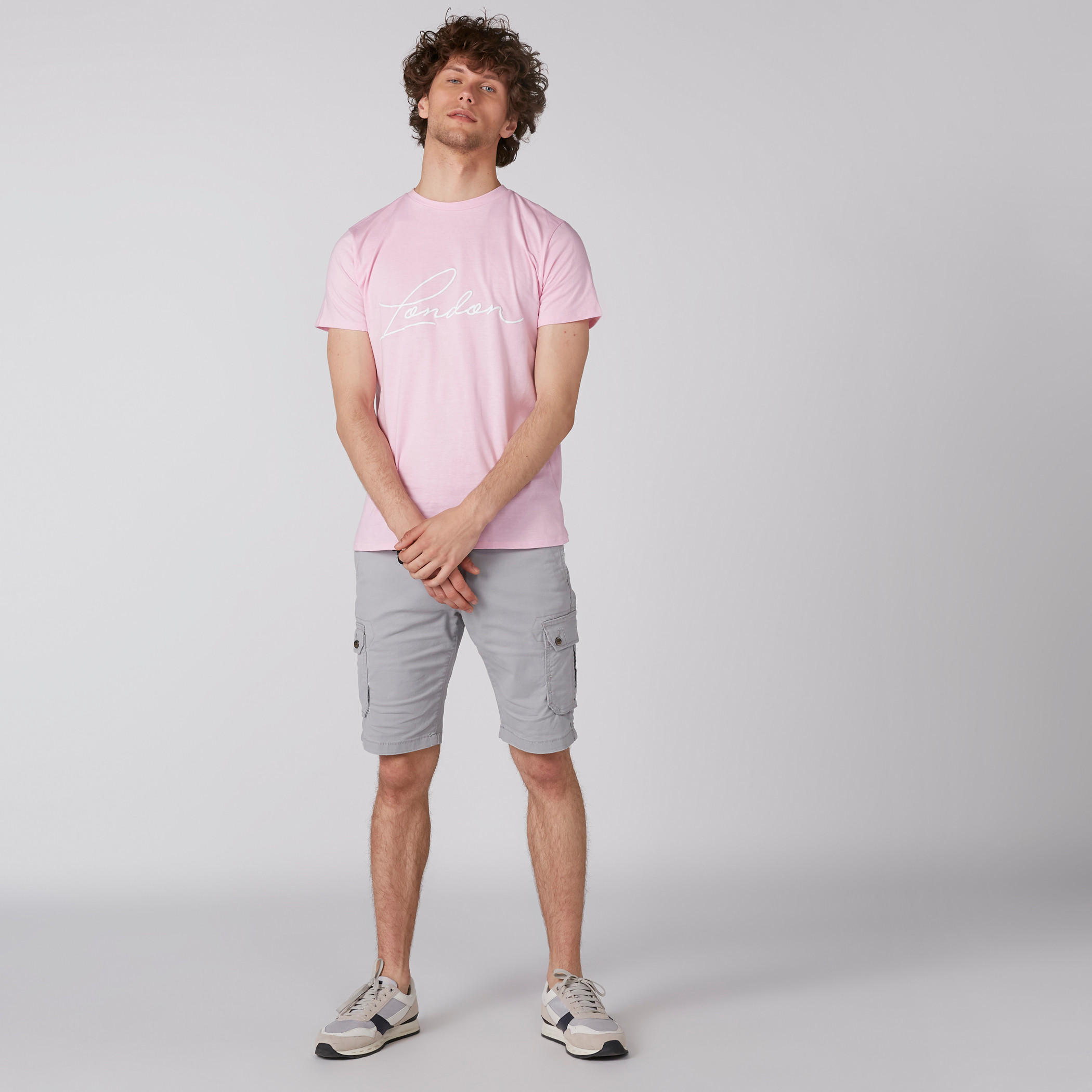 تيشيرت بياقة ضيّقة وأكمام قصيرة وطبعات-men-clothing-tshirtsandpolos-tshirts-image-4