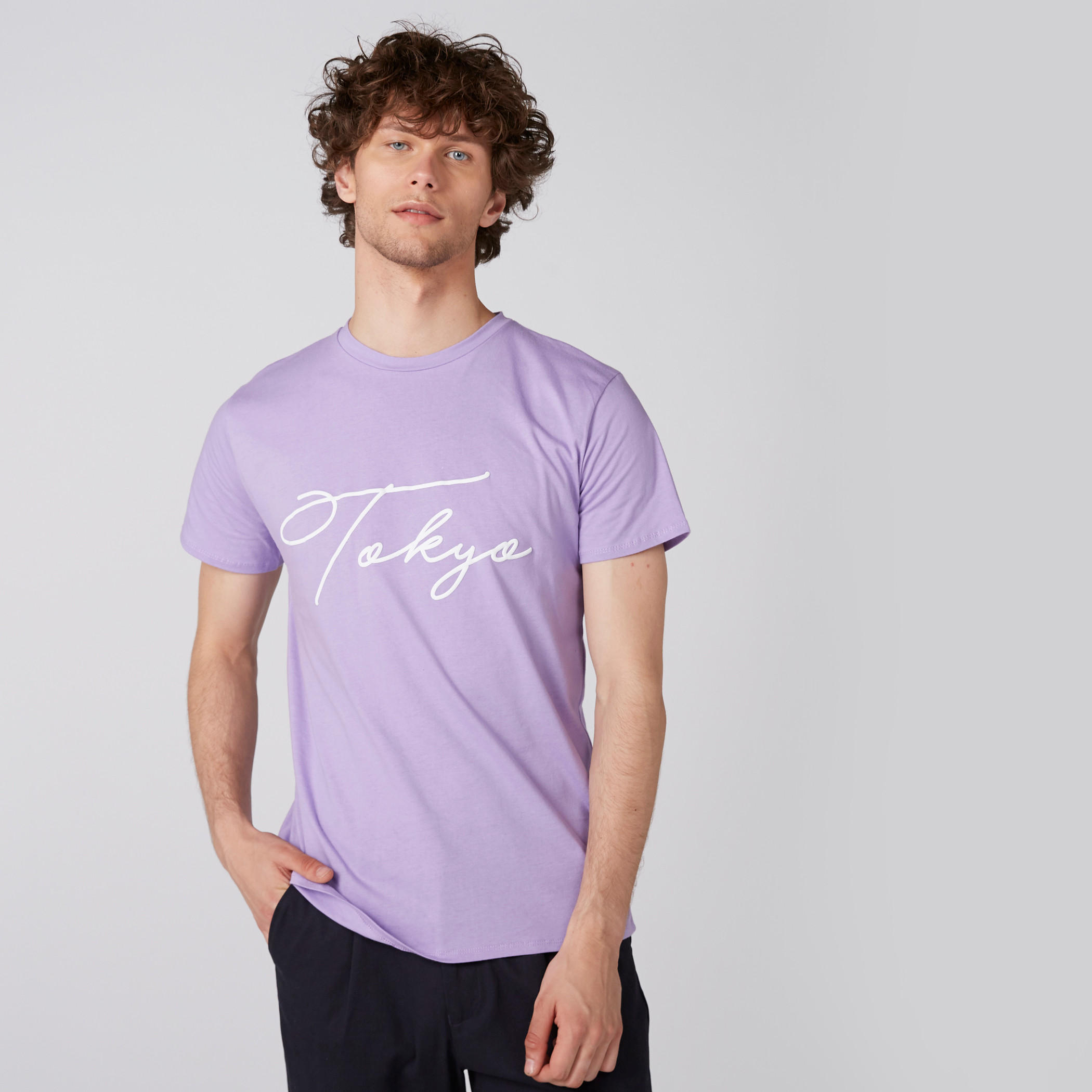تيشيرت بياقة مستديرة وأكمام قصيرة وطبعات-men-clothing-tshirtsandpolos-tshirts-image-1