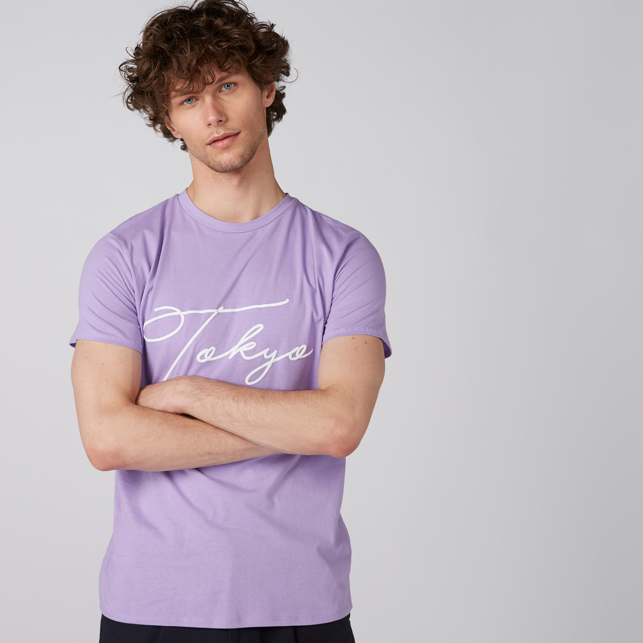 تيشيرت بياقة مستديرة وأكمام قصيرة وطبعات-men-clothing-tshirtsandpolos-tshirts-image-2