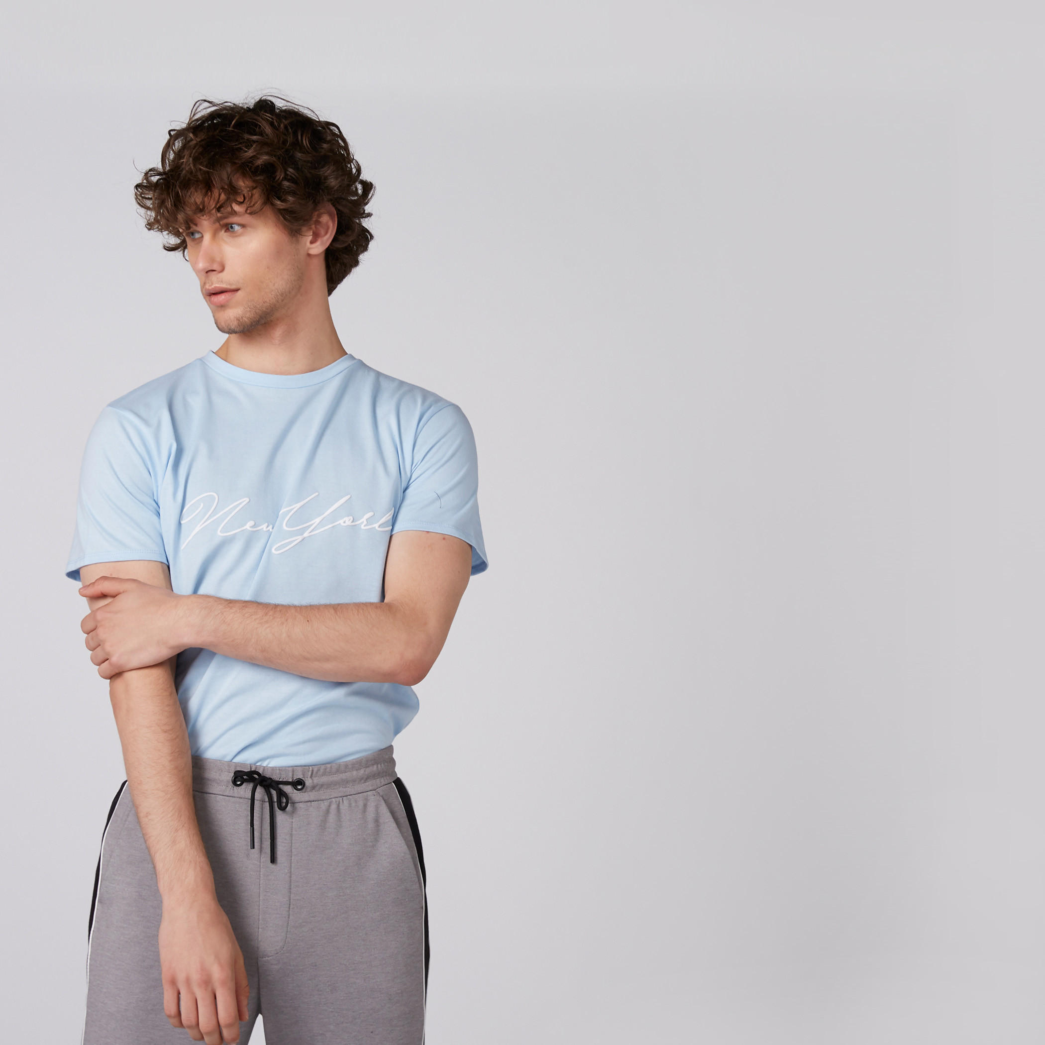 تيشيرت بياقة مستديرة وأكمام قصيرة وطبعات-men-clothing-tshirtsandpolos-tshirts-image-2