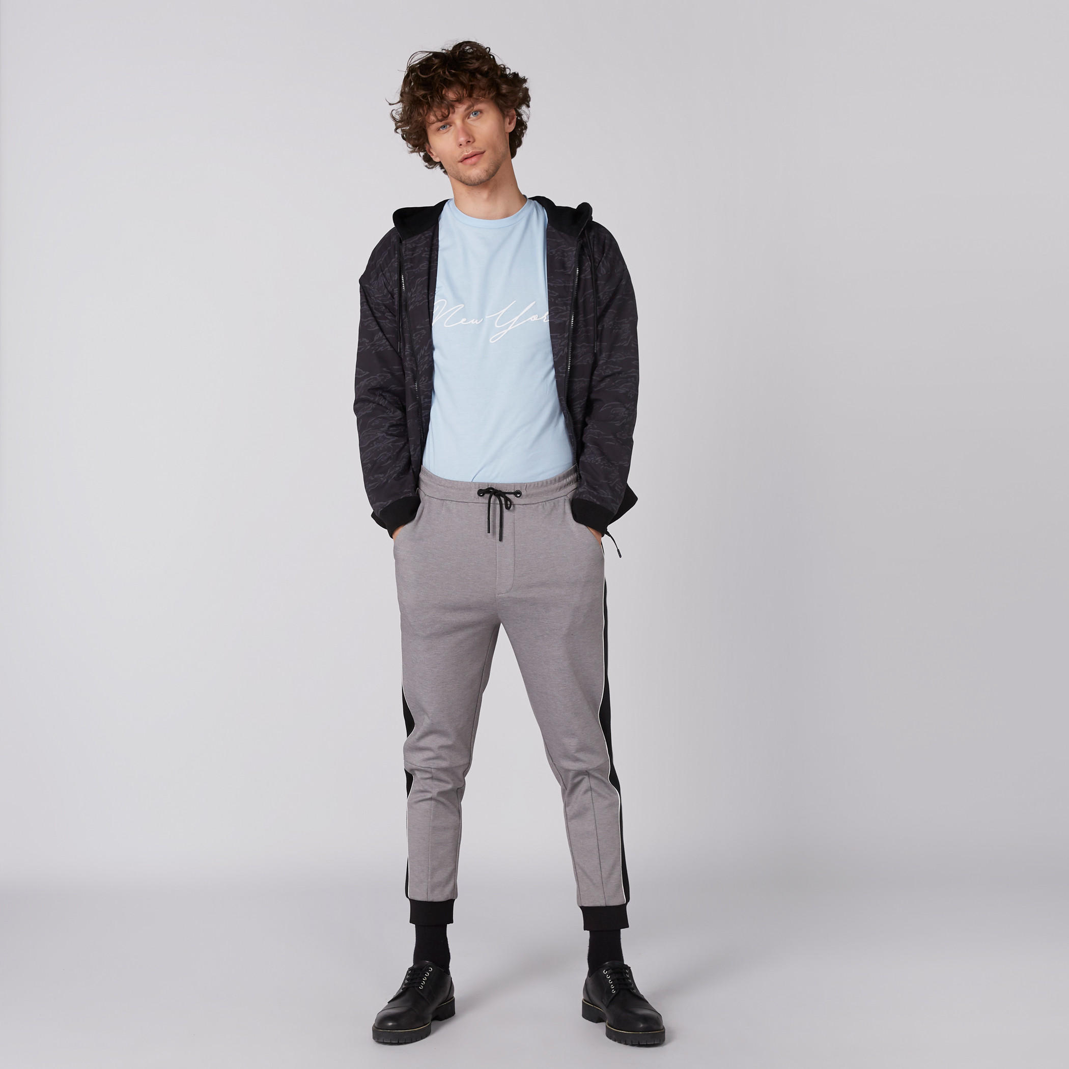تيشيرت بياقة مستديرة وأكمام قصيرة وطبعات-men-clothing-tshirtsandpolos-tshirts-image-3