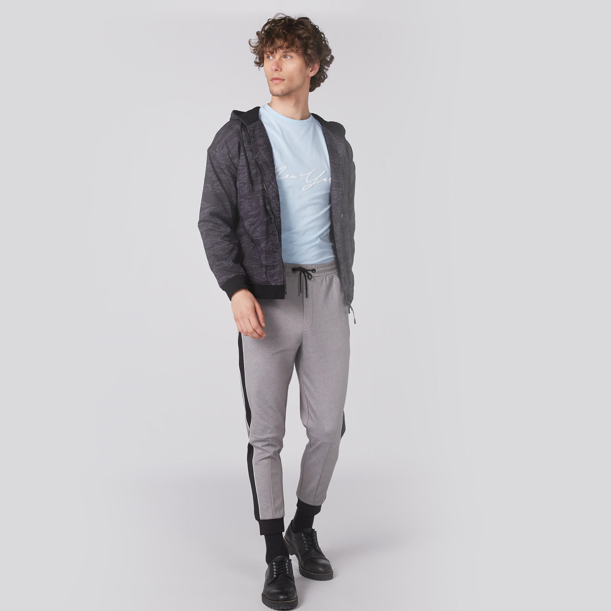 تيشيرت بياقة مستديرة وأكمام قصيرة وطبعات-men-clothing-tshirtsandpolos-tshirts-image-4