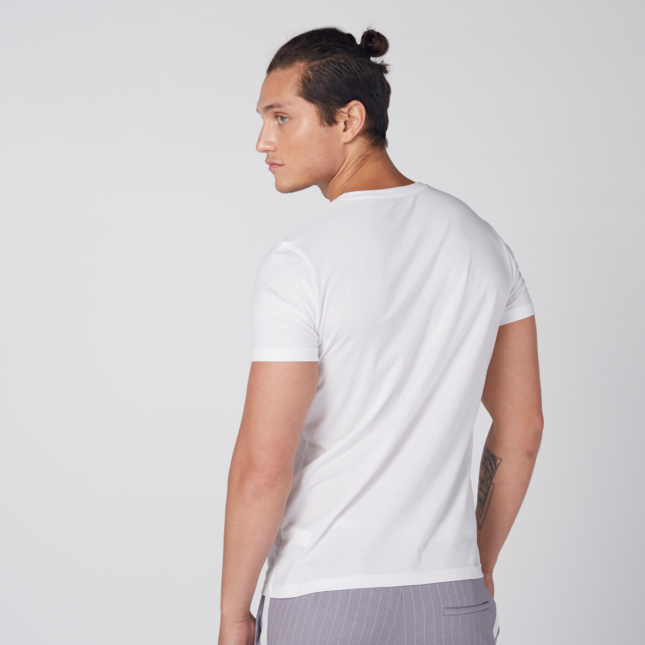 تيشيرت مطبوع بياقة ضيقة وأكمام قصيرة-men-clothing-tshirtsandpolos-tshirts-image-2