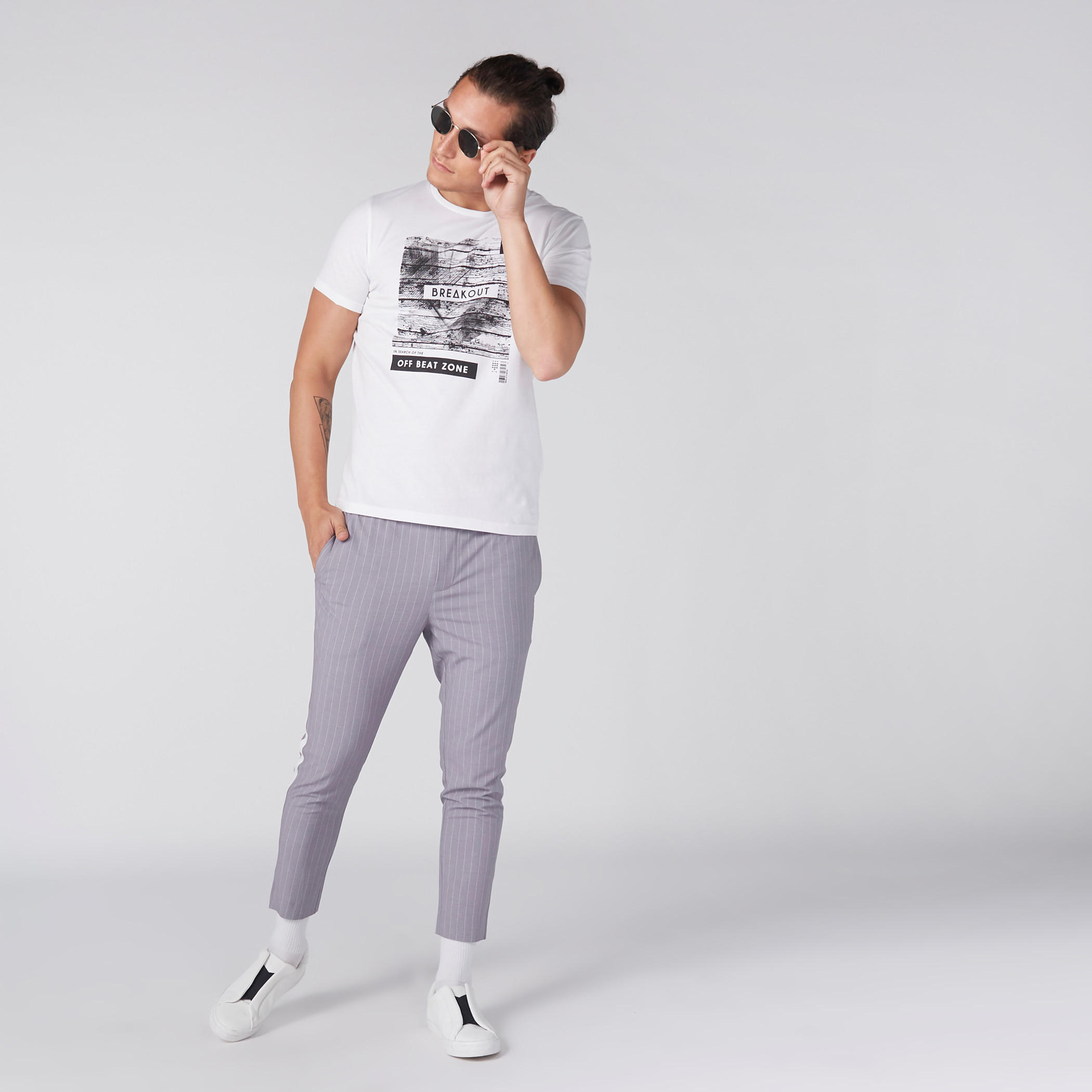 تيشيرت مطبوع بياقة ضيقة وأكمام قصيرة-men-clothing-tshirtsandpolos-tshirts-image-3