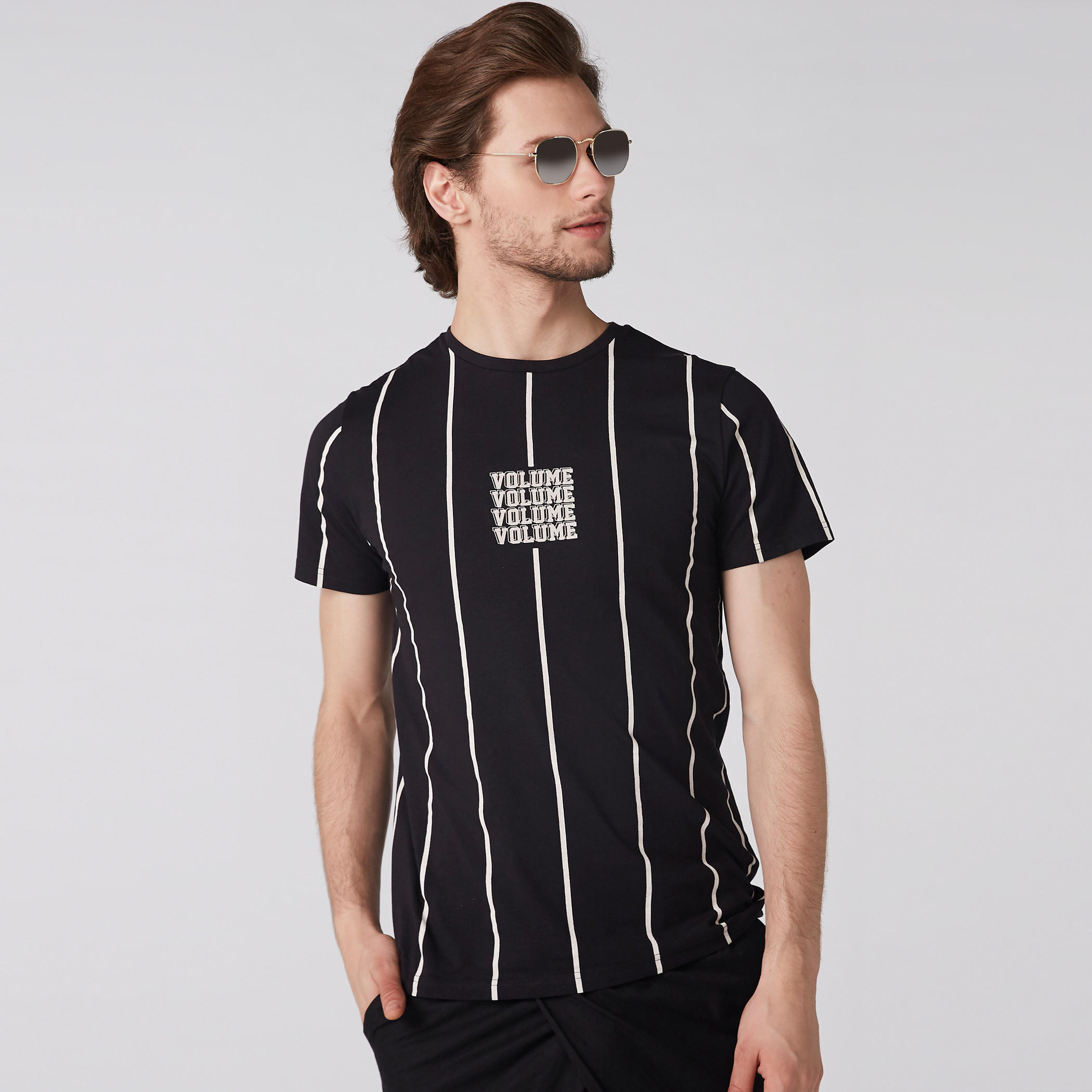تيشيرت بياقة ضيّقة وأكمام قصيرة وطبعات-men-clothing-tshirtsandpolos-tshirts-image-1