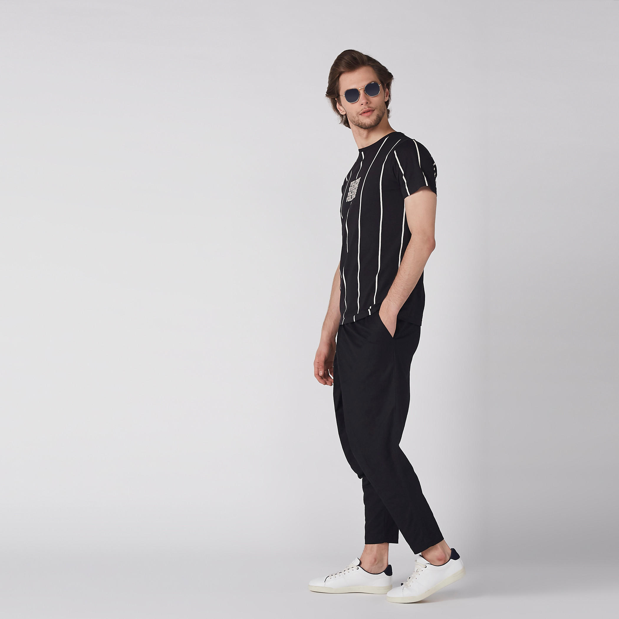 تيشيرت بياقة ضيّقة وأكمام قصيرة وطبعات-men-clothing-tshirtsandpolos-tshirts-image-3