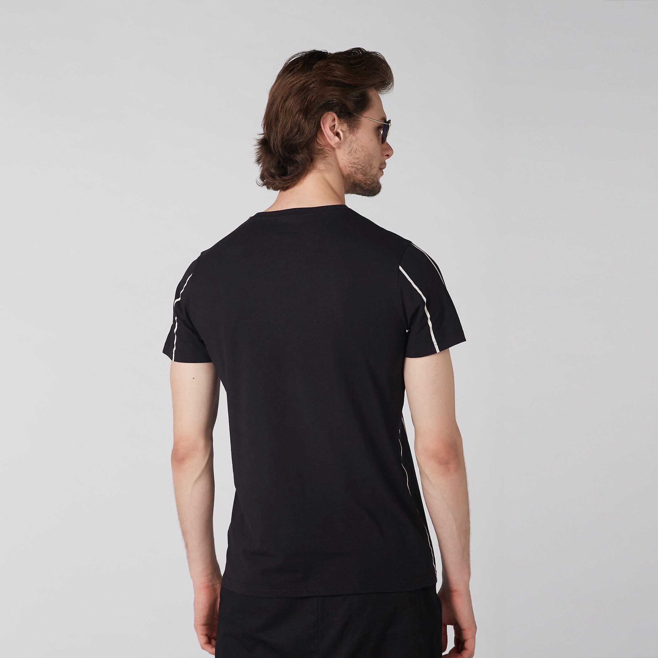 تيشيرت بياقة ضيّقة وأكمام قصيرة وطبعات-men-clothing-tshirtsandpolos-tshirts-image-4
