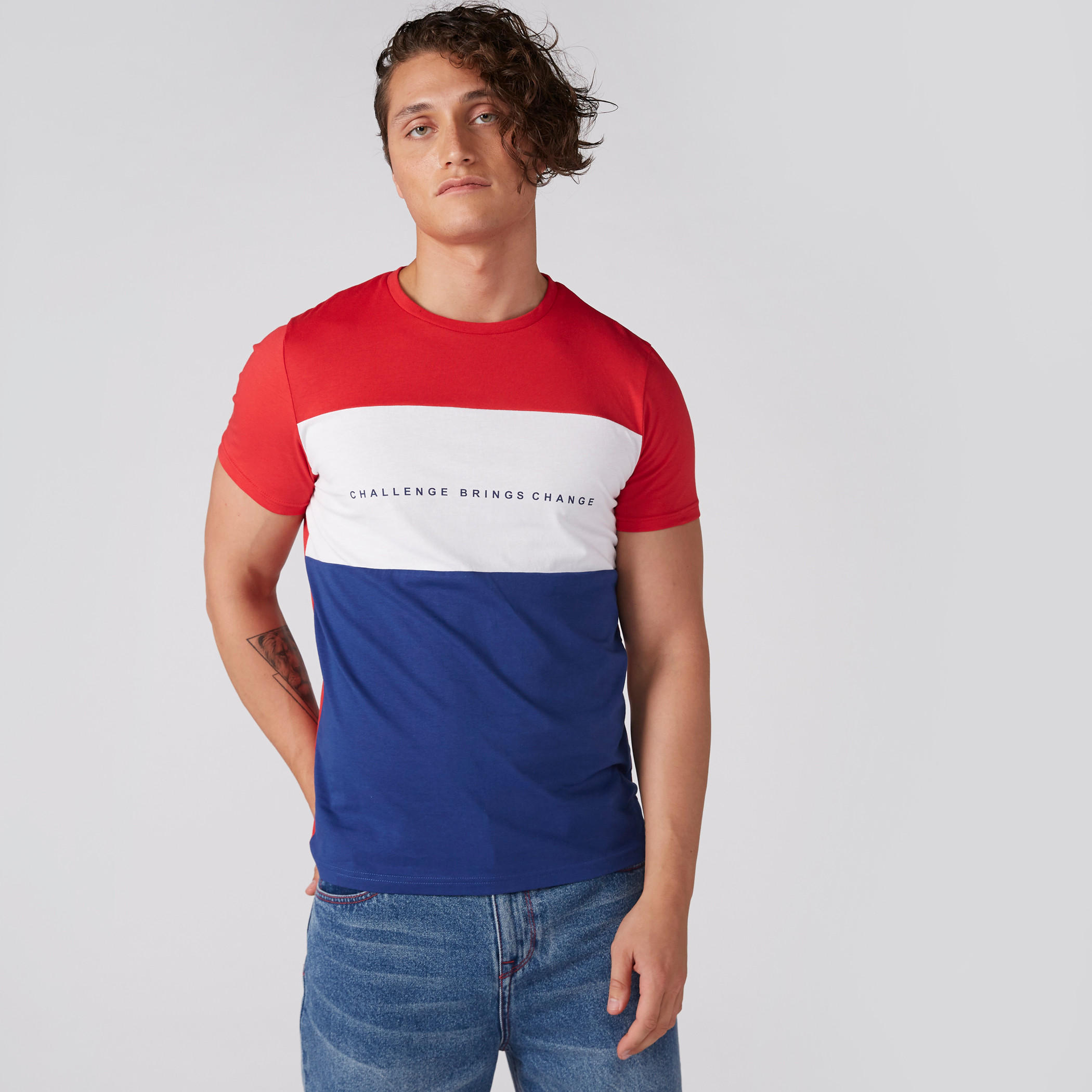 تيشيرت بياقة مستديرة وأكمام قصيرة بنقش مطبوع-men-clothing-tshirtsandpolos-tshirts-image-1