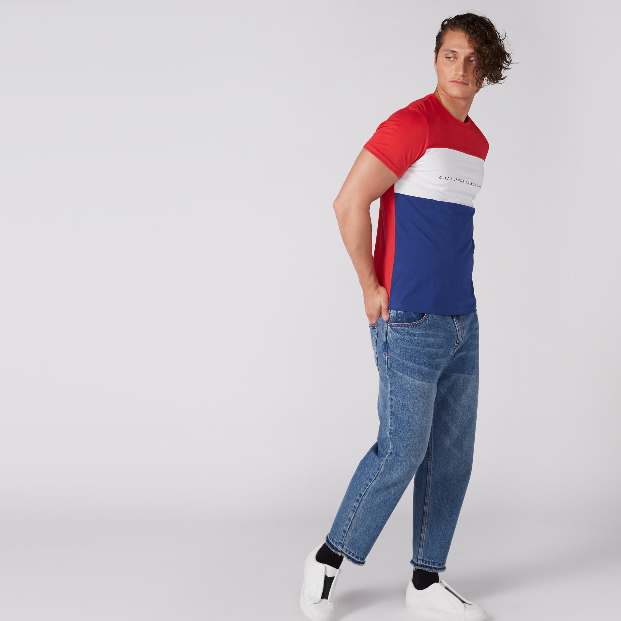 تيشيرت بياقة مستديرة وأكمام قصيرة بنقش مطبوع-men-clothing-tshirtsandpolos-tshirts-image-3