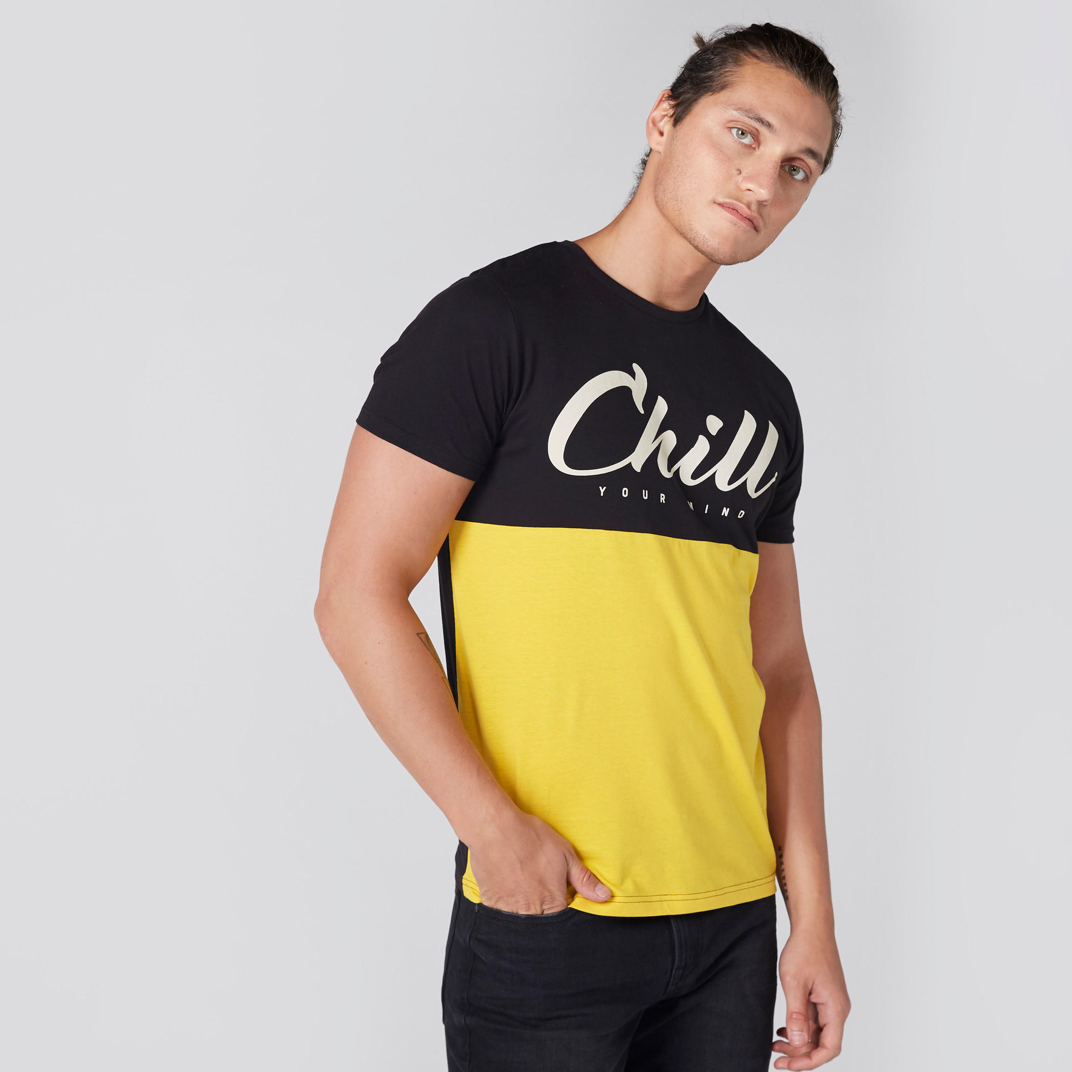 تيشيرت مطبوع بياقة ضيقة وأكمام قصيرة-men-clothing-tshirtsandpolos-tshirts-image-1