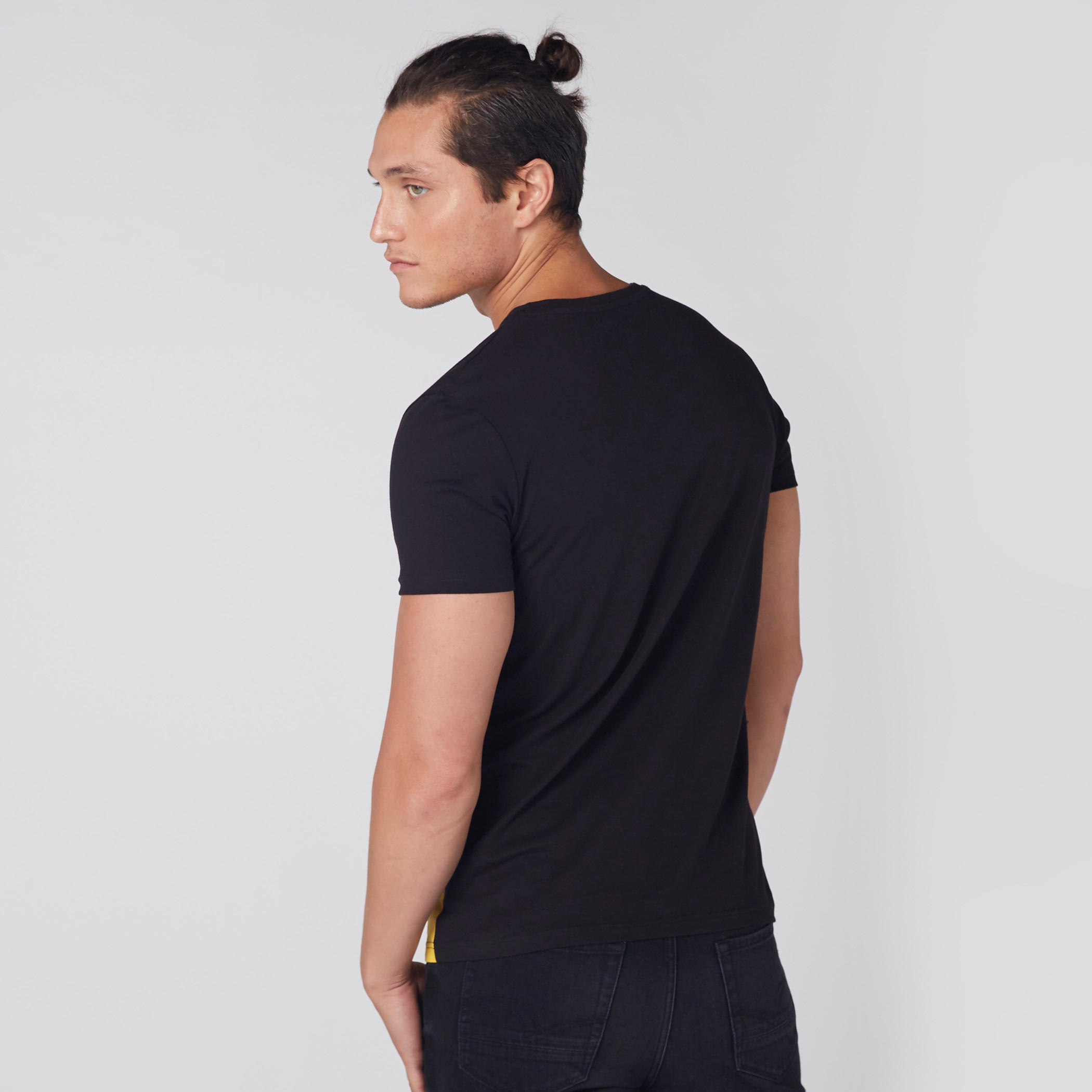 تيشيرت مطبوع بياقة ضيقة وأكمام قصيرة-men-clothing-tshirtsandpolos-tshirts-image-2