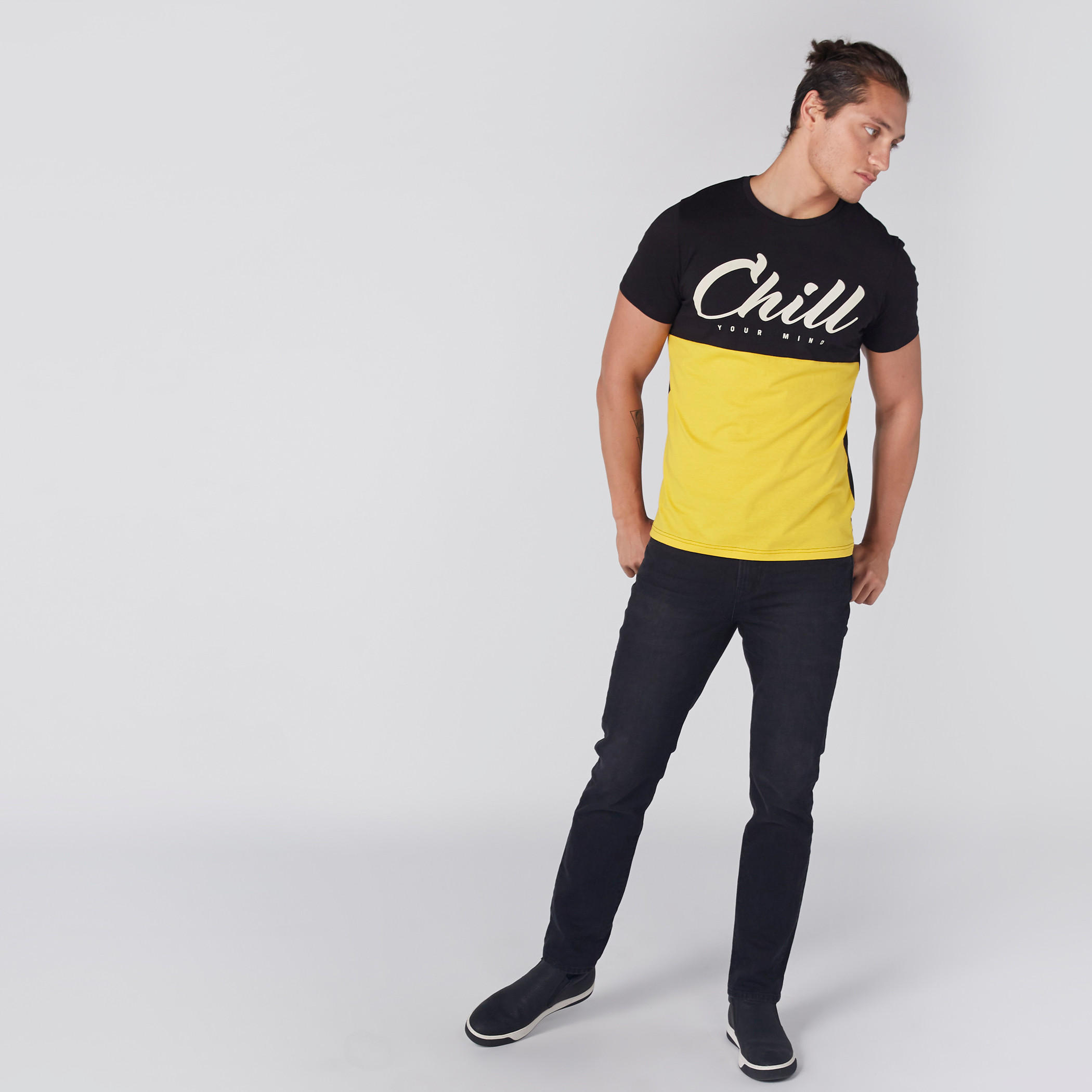 تيشيرت مطبوع بياقة ضيقة وأكمام قصيرة-men-clothing-tshirtsandpolos-tshirts-image-3