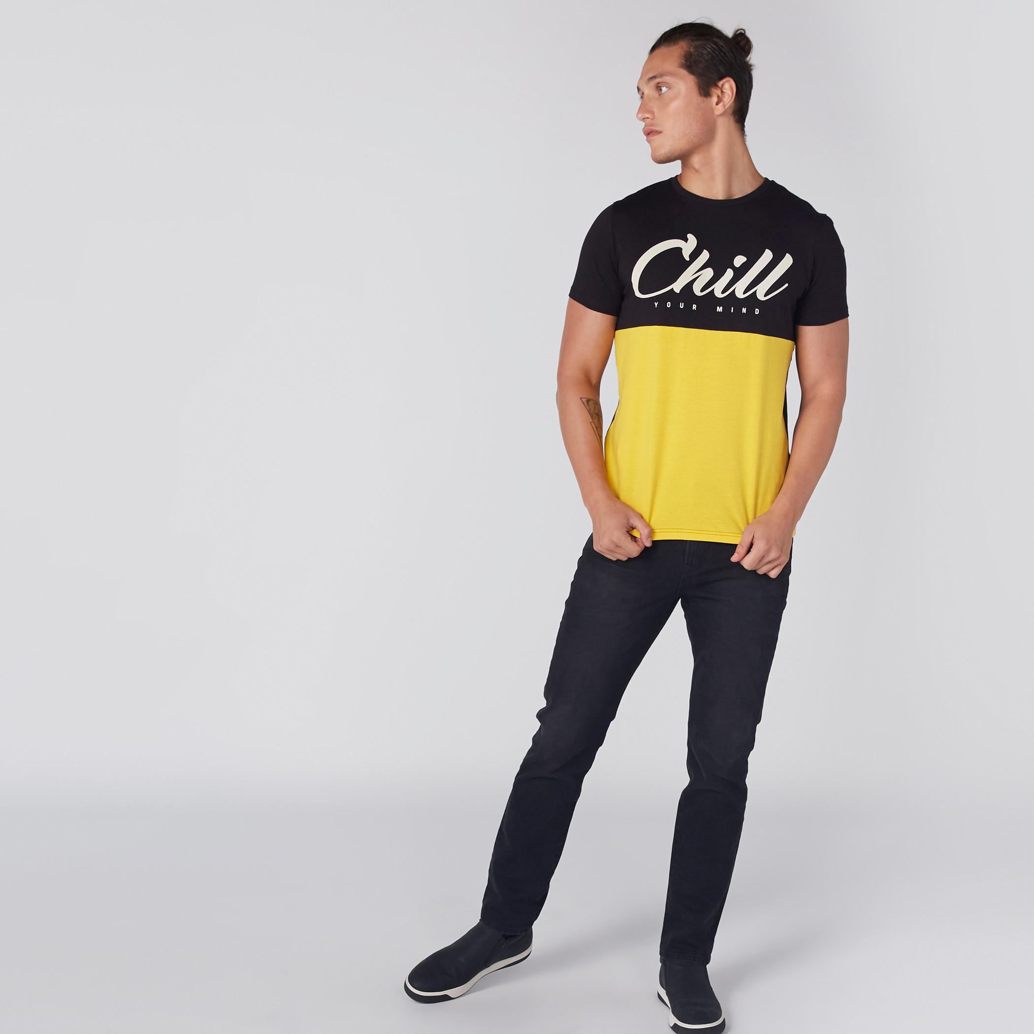 تيشيرت مطبوع بياقة ضيقة وأكمام قصيرة-men-clothing-tshirtsandpolos-tshirts-image-4