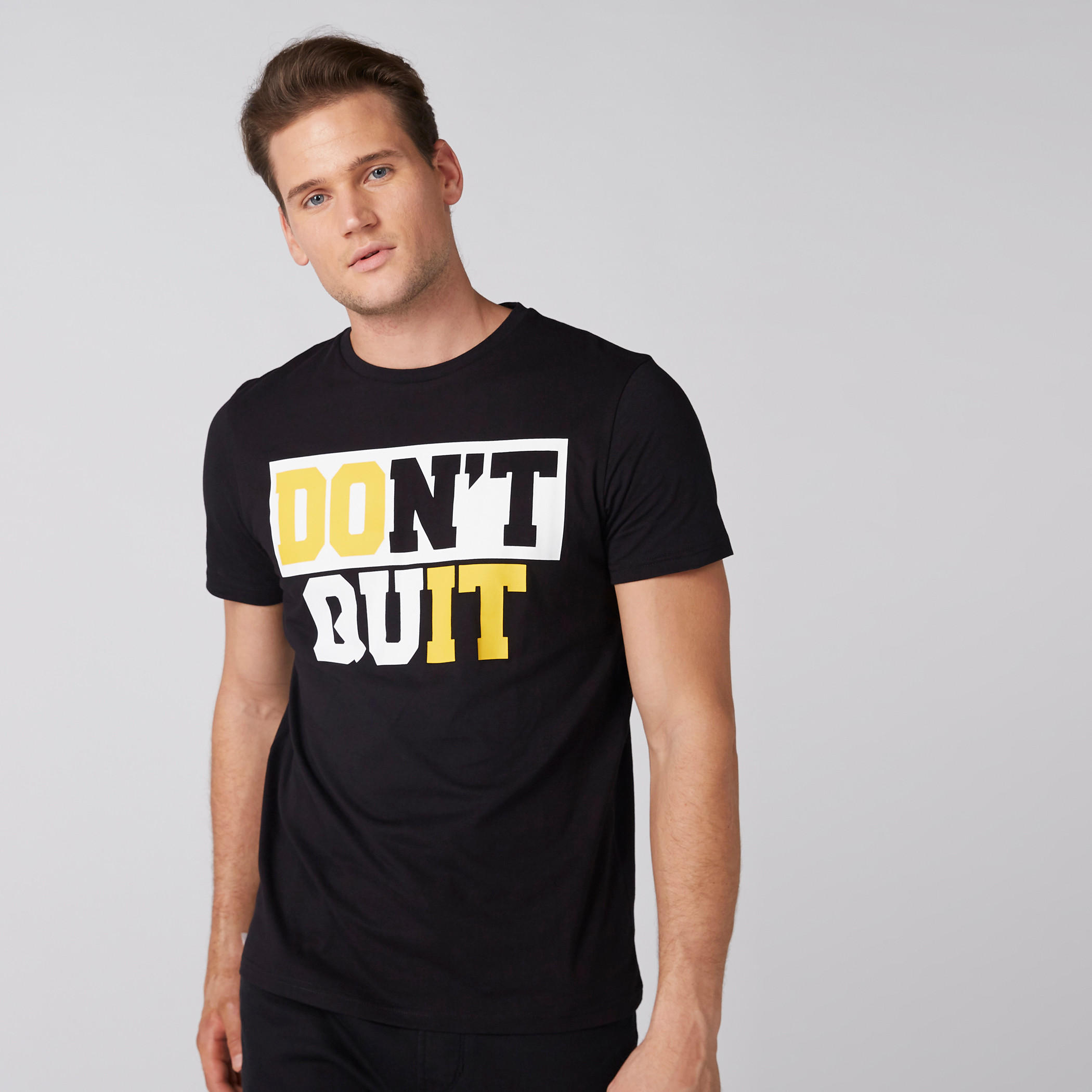 تيشيرت بنقش مطبوع بياقة ضيقة وأكمام قصيرة-men-clothing-tshirtsandpolos-tshirts-image-1