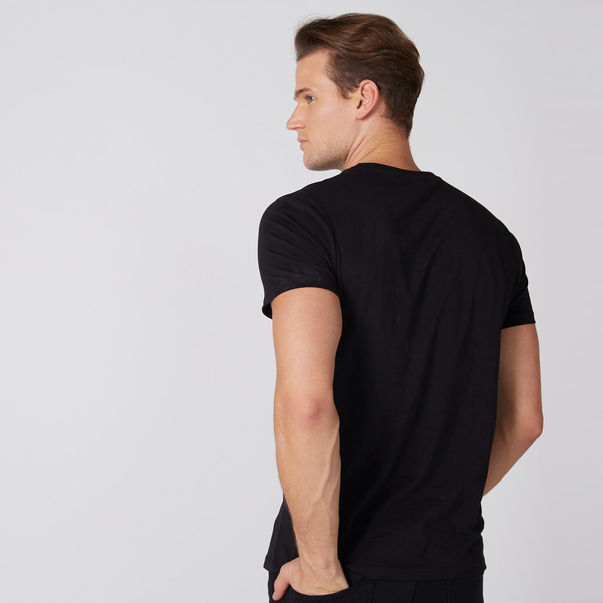 تيشيرت بنقش مطبوع بياقة ضيقة وأكمام قصيرة-men-clothing-tshirtsandpolos-tshirts-image-2