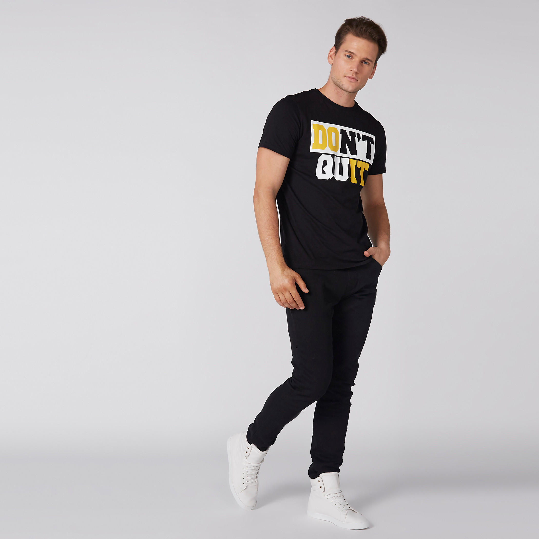 تيشيرت بنقش مطبوع بياقة ضيقة وأكمام قصيرة-men-clothing-tshirtsandpolos-tshirts-image-3