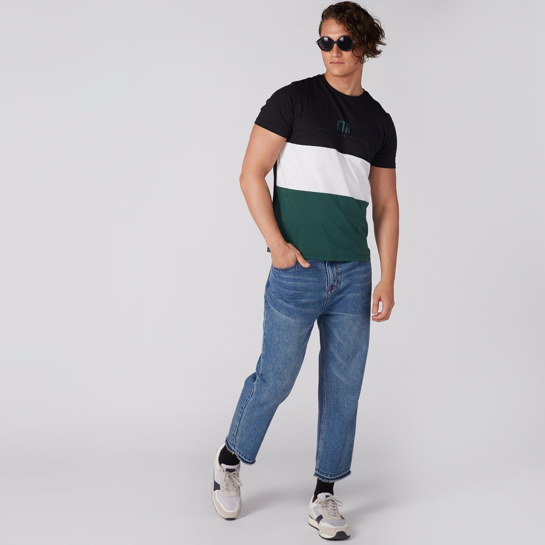 تيشيرت بنقش مطبوع بياقة ضيقة وأكمام قصيرة-men-clothing-tshirtsandpolos-tshirts-image-1