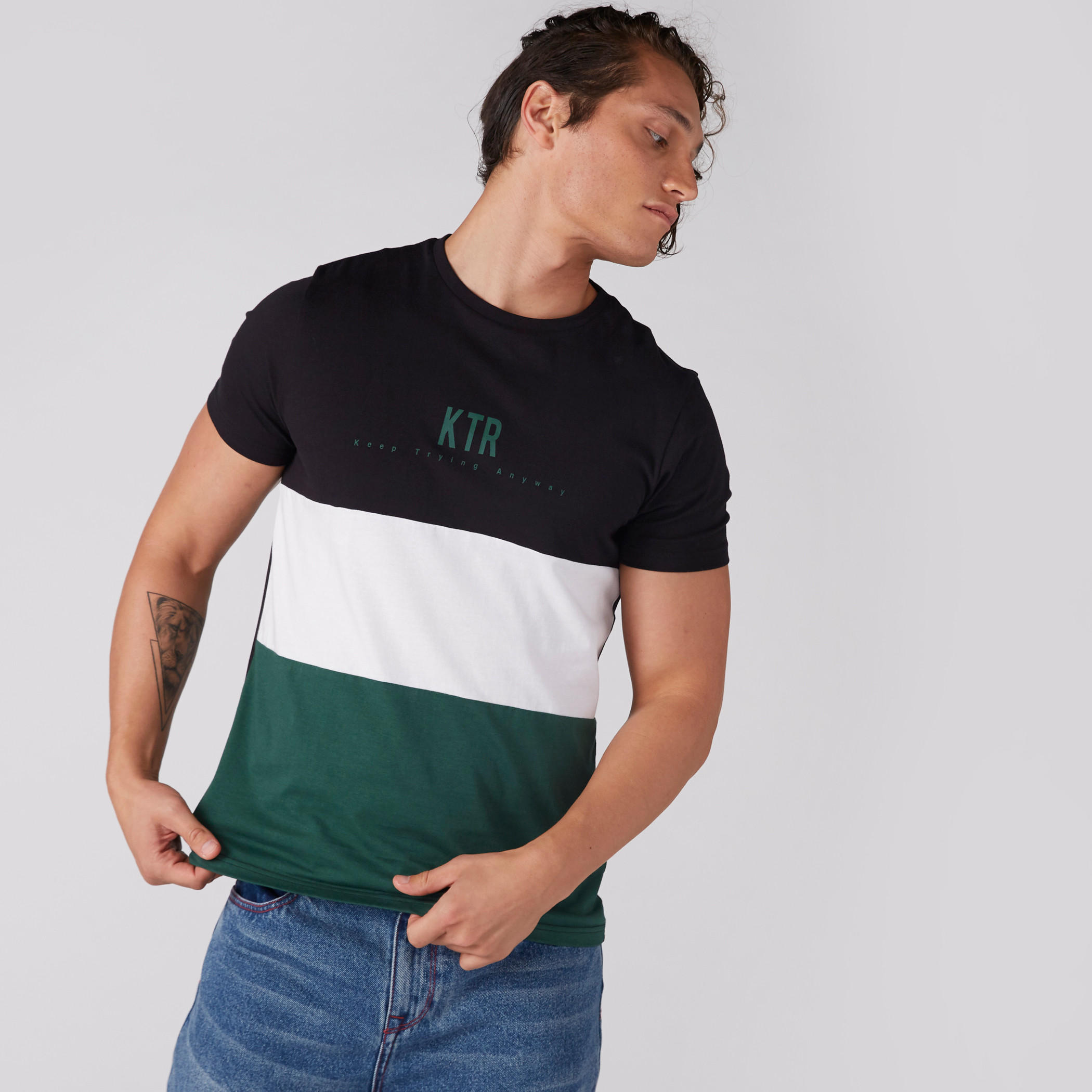 تيشيرت بنقش مطبوع بياقة ضيقة وأكمام قصيرة-men-clothing-tshirtsandpolos-tshirts-image-3