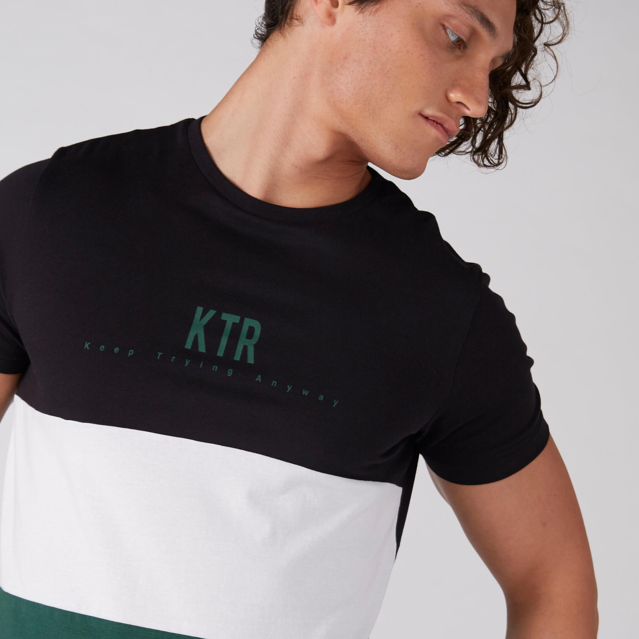 تيشيرت بنقش مطبوع بياقة ضيقة وأكمام قصيرة-men-clothing-tshirtsandpolos-tshirts-image-4