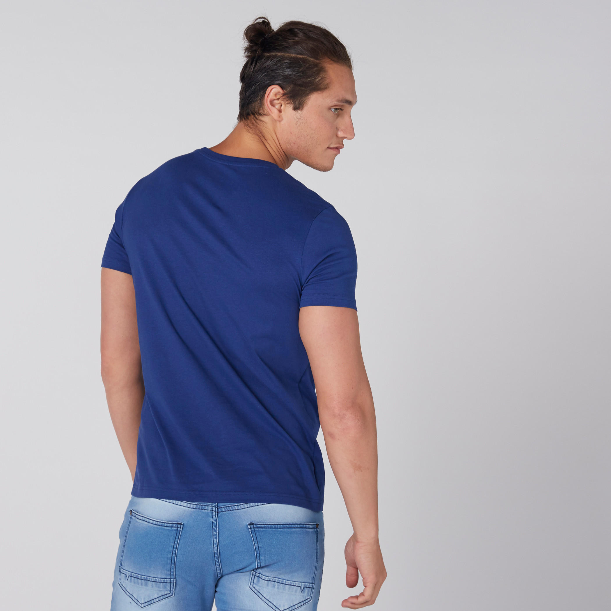 تيشيرت مطبوع بياقة ضيقة وأكمام قصيرة-men-clothing-tshirtsandpolos-tshirts-image-3