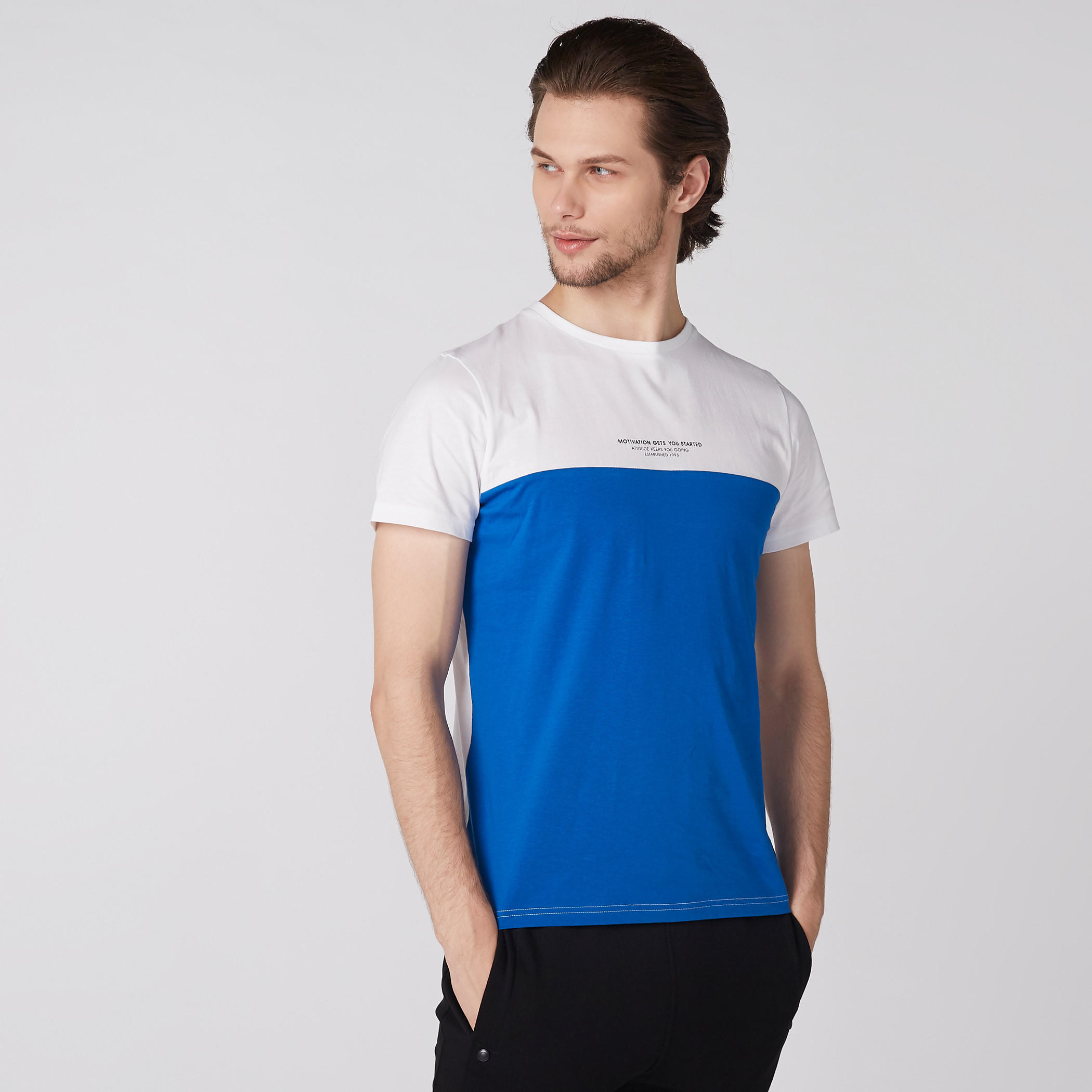 تيشيرت بياقة مستديرة وأكمام قصيرة وطبعات-men-clothing-tshirtsandpolos-tshirts-image-1